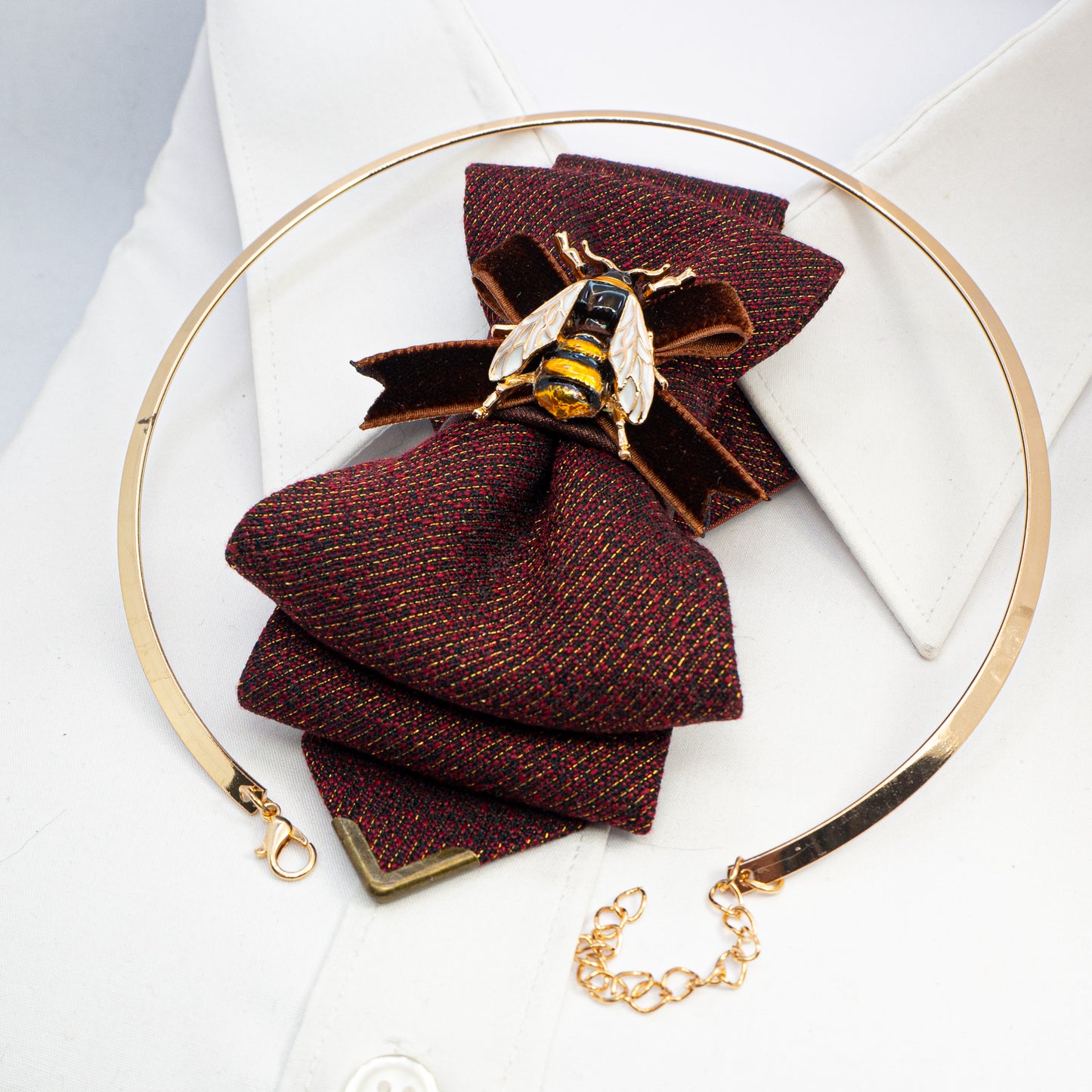 Women's luxury tie
Elegant caramel-colored tie
Chameleon fabric necktie
Brown, burgundy, and gold tie
Handmade women's tie
Textured matte fabric tie
Ribbon and bee embellishment tie
Statement fashion accessory
Unique conversation starter tie
High-quality artisan tie
Refined women's neckwear
Sophisticated tie with bee detail
Warm-toned luxury necktie
Stylish tie for women
Designer handmade necktie