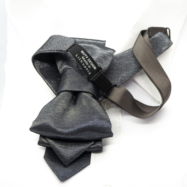 grey wedding bow tie by ruty design, unique tie for wedding, vertical bow tie, vestuvių kaklaraištis, kaklaraištis peteliškė, vilniaus varlytė vestuvėms