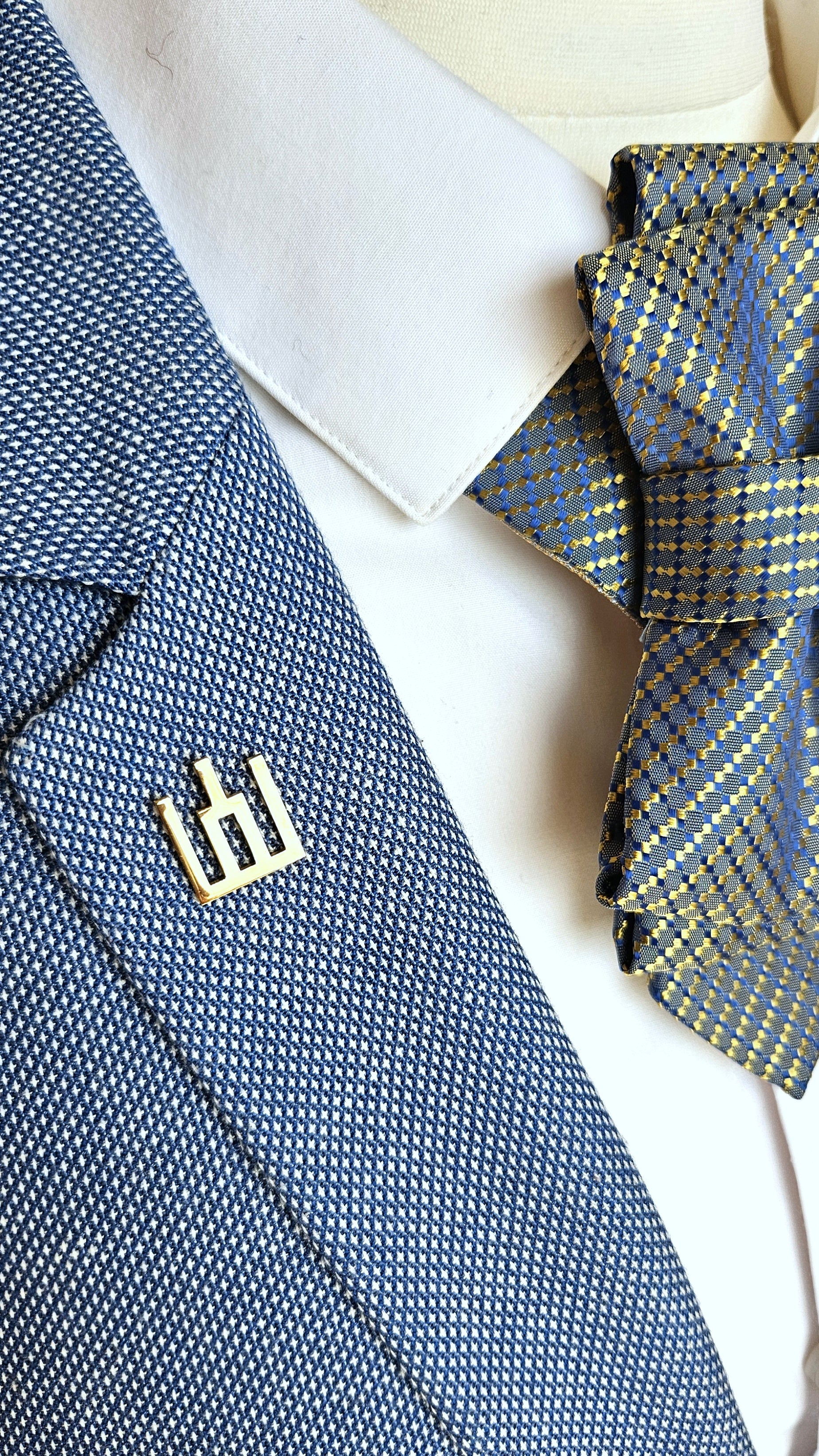 gediminaičių stulpai, lietuviška dovana, patriotiška dovana, lietuviška simbolika, trispalvė juostelė, auksinis ženkliukas, lietuva, tautinė dovana, paveldas, rankų darbo dovana, istorinis simbolis, lietuviška atributika, lietuvos simboliai, kolekcinis ženkliukas, patrioithuanian pin, gediminaičių stulpai, lithuania gift, patriotic jewelry, baltic symbol, tricolor ribbon, gold lapel pin, lithuanian pride, heritage gift, historic symbol, baltic jewelry, lietuva, national pride, handmade gift, collectible pin