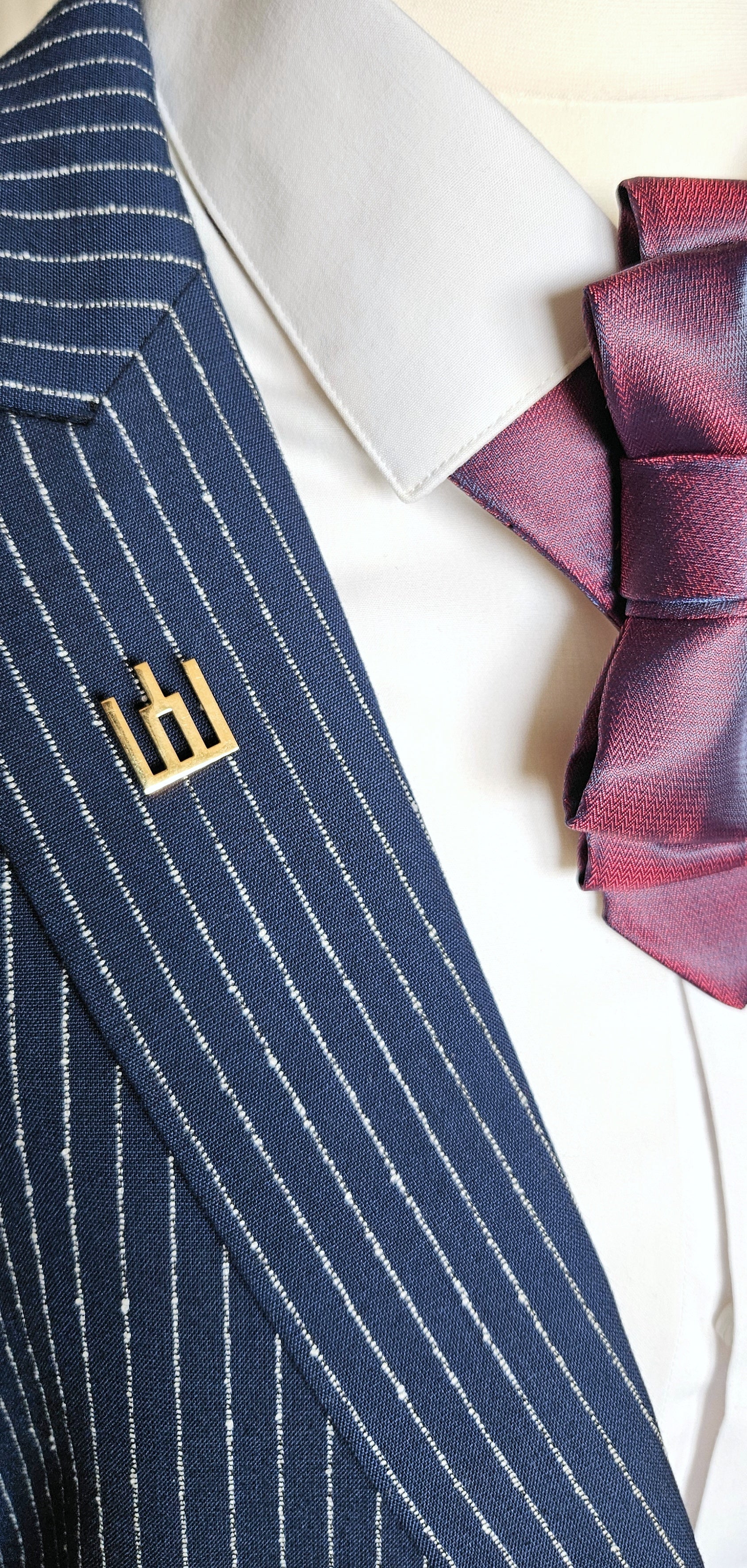 gediminaičių stulpai, lietuviška dovana, patriotiška dovana, lietuviška simbolika, trispalvė juostelė, auksinis ženkliukas, lietuva, tautinė dovana, paveldas, rankų darbo dovana, istorinis simbolis, lietuviška atributika, lietuvos simboliai, kolekcinis ženkliukas, patrioithuanian pin, gediminaičių stulpai, lithuania gift, patriotic jewelry, baltic symbol, tricolor ribbon, gold lapel pin, lithuanian pride, heritage gift, historic symbol, baltic jewelry, lietuva, national pride, gedimino stulpai