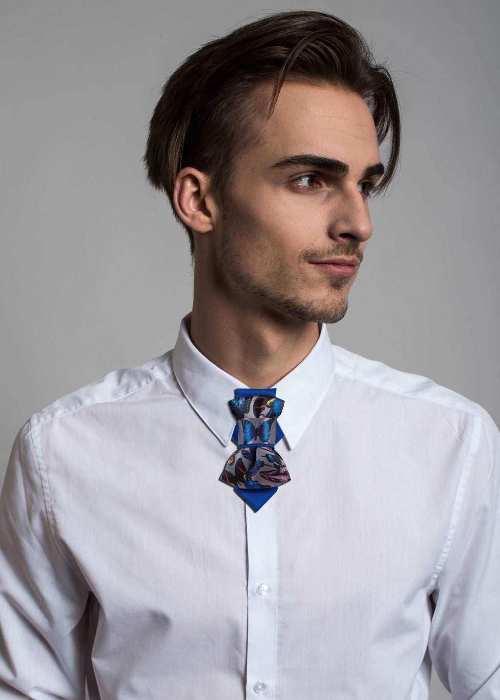 Handmade blue bow tie with butterfly print, Pre-tied bow tie for special occasions, Elegant unisex accessory with colorful butterflies, Blue bow tie with vibrant butterfly pattern, Luxury butterfly bow tie in gift box, Family-friendly handmade tie from Lithuania, Stylish blue bow tie for all ages, Fashion bow tie designed by Rūta Piekurienė