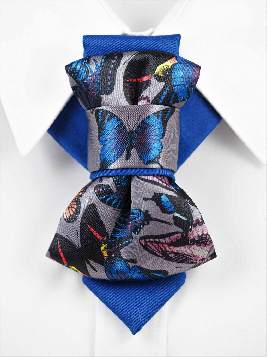 Handmade blue bow tie with butterfly print, Pre-tied bow tie for special occasions, Elegant unisex accessory with colorful butterflies, Blue bow tie with vibrant butterfly pattern, Luxury butterfly bow tie in gift box, Family-friendly handmade tie from Lithuania, Stylish blue bow tie for all ages, Fashion bow tie designed by Rūta Piekurienė