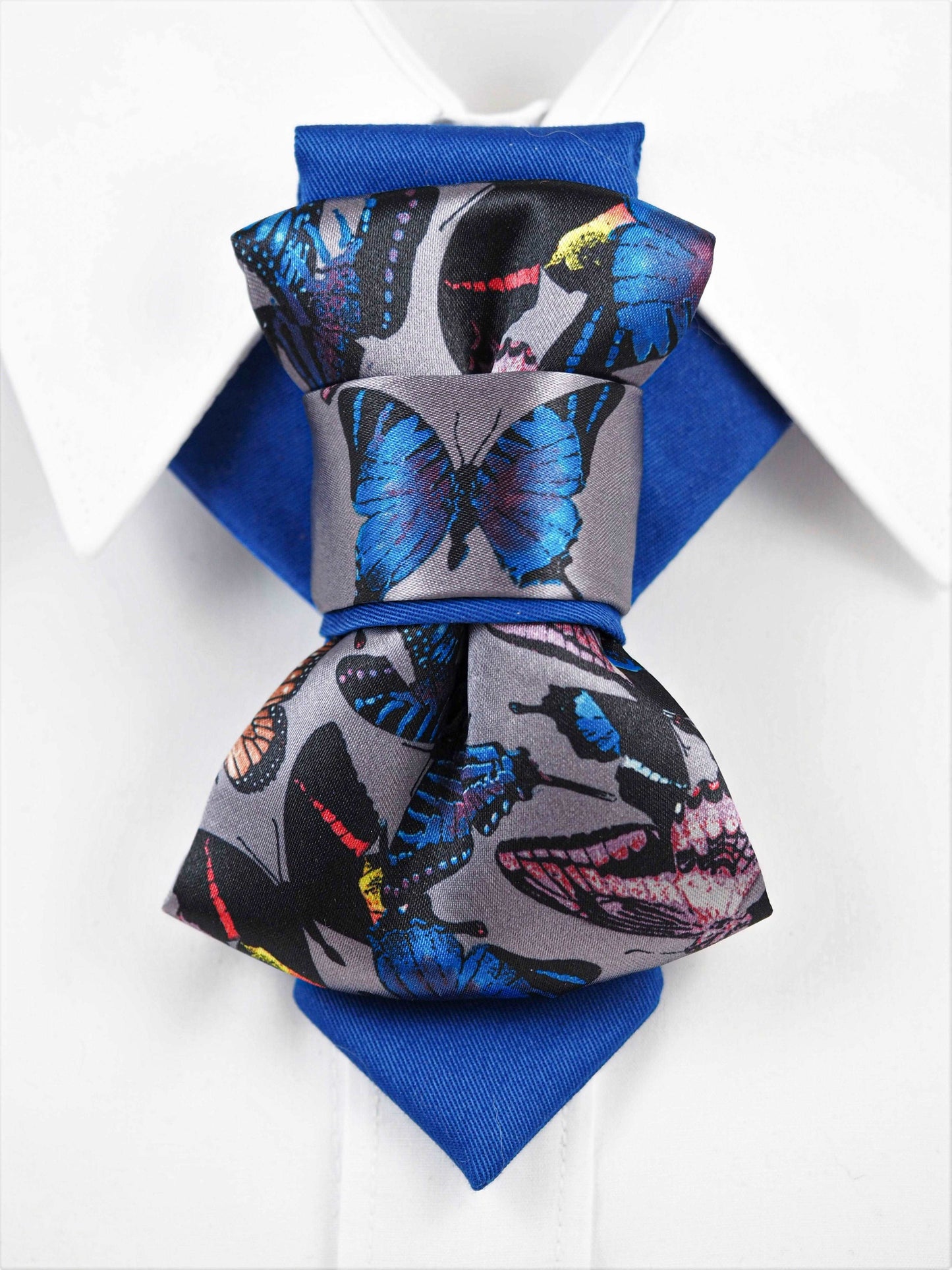 Handmade blue bow tie with butterfly print, Pre-tied bow tie for special occasions, Elegant unisex accessory with colorful butterflies, Blue bow tie with vibrant butterfly pattern, Luxury butterfly bow tie in gift box, Family-friendly handmade tie from Lithuania, Stylish blue bow tie for all ages, Fashion bow tie designed by Rūta Piekurienė