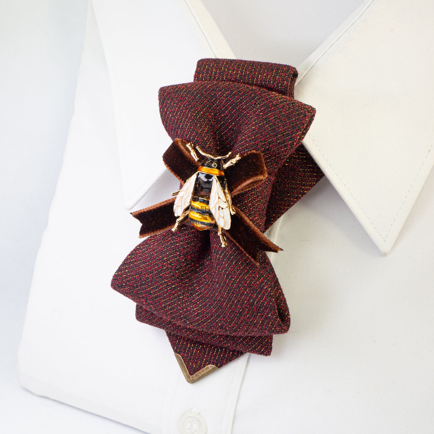 Women's luxury tie
Elegant caramel-colored tie
Chameleon fabric necktie
Brown, burgundy, and gold tie
Handmade women's tie
Textured matte fabric tie
Ribbon and bee embellishment tie
Statement fashion accessory
Unique conversation starter tie
High-quality artisan tie
Refined women's neckwear
Sophisticated tie with bee detail
Warm-toned luxury necktie
Stylish tie for women
Designer handmade necktie