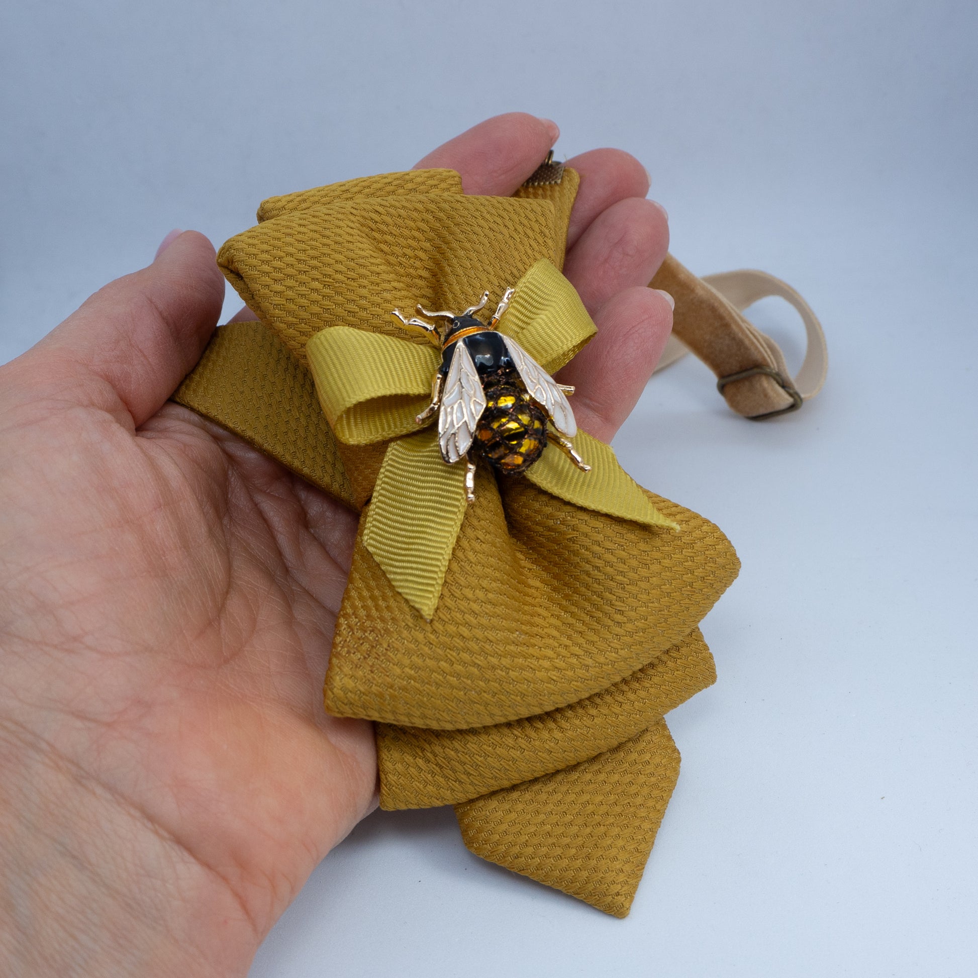Bow tie
Vertical bow tie
Bee bow tie
Yellow bow tie
Handmade bow tie
Viscose bow tie
Unique bow tie
Novelty bow tie
Statement bow tie
Fashion bow tie
Men's bow tie (if applicable)
Women's bow tie (if applicable)
Unisex bow tie (if applicable)
Style & Design Keywords:

Modern bow tie
Contemporary bow tie
Stylish bow tie
Chic bow tie
Dapper bow tie
Whimsical bow tie
Fun bow tie
Quirky bow tie
Eye-catching bow tie
Dressy bow tie
Casual bow tie (if applicable)
Occasion Keywords:
Wedding bow tie
Party bow tie