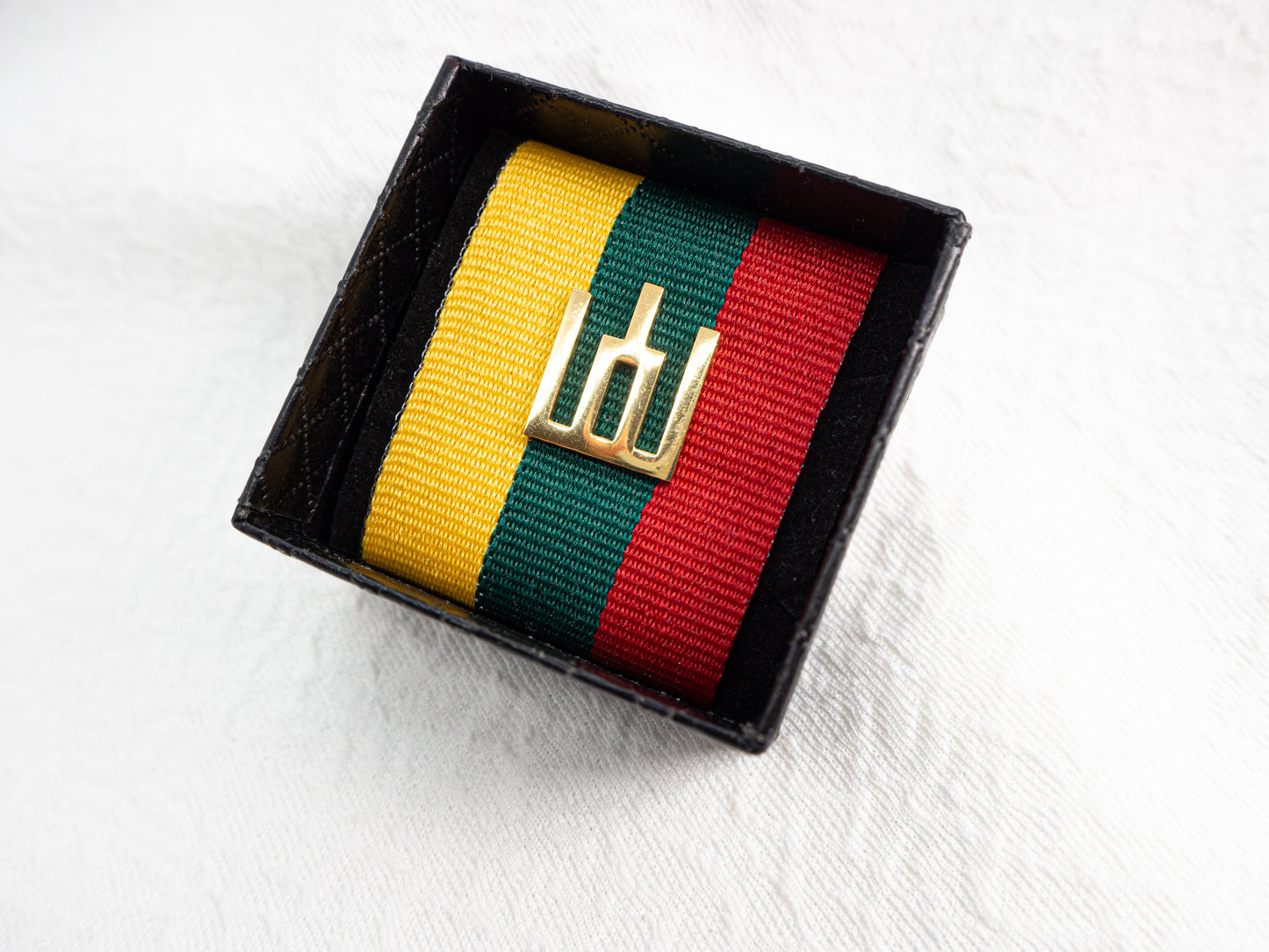 gediminaičių stulpai, lietuviška dovana, patriotiška dovana, lietuviška simbolika, trispalvė juostelė, auksinis ženkliukas, lietuva, tautinė dovana, paveldas, rankų darbo dovana, istorinis simbolis, lietuviška atributika, lietuvos simboliai, kolekcinis ženkliukas, patrioithuanian pin, gediminaičių stulpai, lithuania gift, patriotic jewelry, baltic symbol, tricolor ribbon, gold lapel pin, lithuanian pride, heritage gift, historic symbol, baltic jewelry, lietuva, national pride, gedimino stulpai