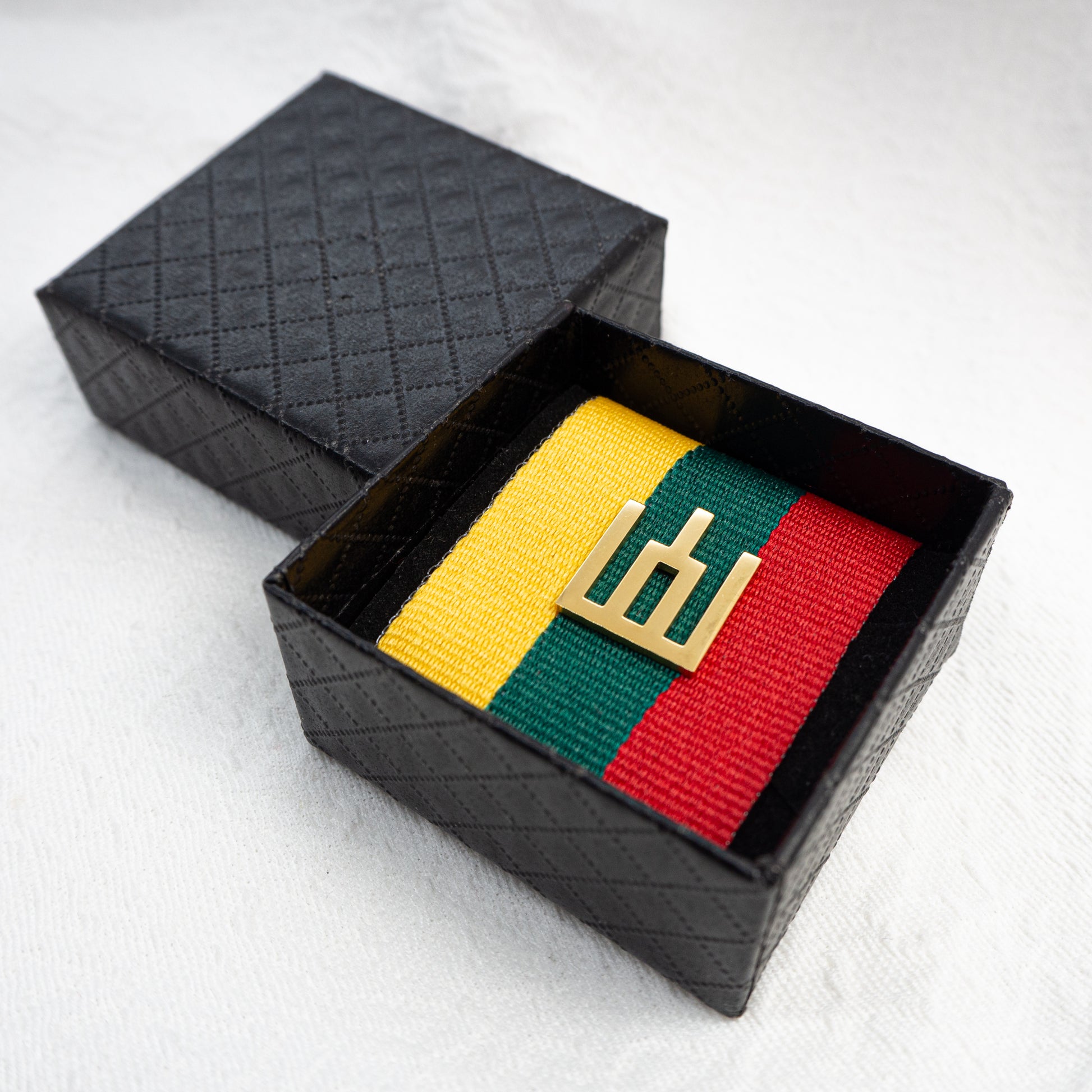 gediminaičių stulpai, lietuviška dovana, patriotiška dovana, lietuviška simbolika, trispalvė juostelė,  gedimino stulpai, lietuva, tautinė dovana, paveldas, rankų darbo dovana, istorinis simbolis, lietuviška atributika, lietuvos simboliai, kolekcinis ženkliukas, patrioithuanian pin, gediminaičių stulpai, lithuania gift, patriotic jewelry, baltic symbol, tricolor ribbon, gold lapel pin, lithuanian pride, heritage gift, historic symbol, baltic jewelry, lietuva, national pride, ollectible pin