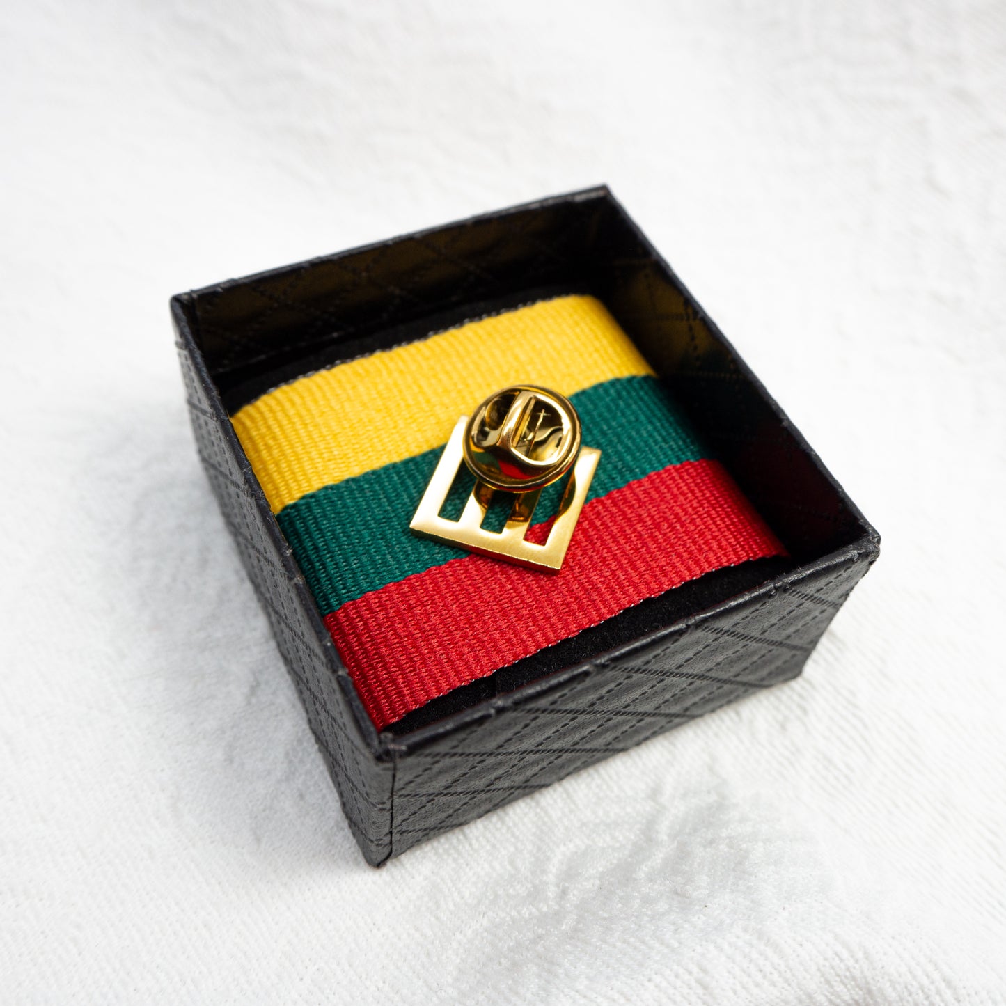 gediminaičių stulpai, lietuviška dovana, patriotiška dovana, lietuviška simbolika, trispalvė juostelė, auksinis ženkliukas, lietuva, tautinė dovana, paveldas, rankų darbo dovana, istorinis simbolis, lietuviška atributika, lietuvos simboliai, kolekcinis ženkliukas, patrioithuanian pin, gediminaičių stulpai, lithuania gift, patriotic jewelry, baltic symbol, tricolor ribbon, gold lapel pin, lithuanian pride, heritage gift, historic symbol, baltic jewelry, lietuva, national pride, handmade gift, collectible pin