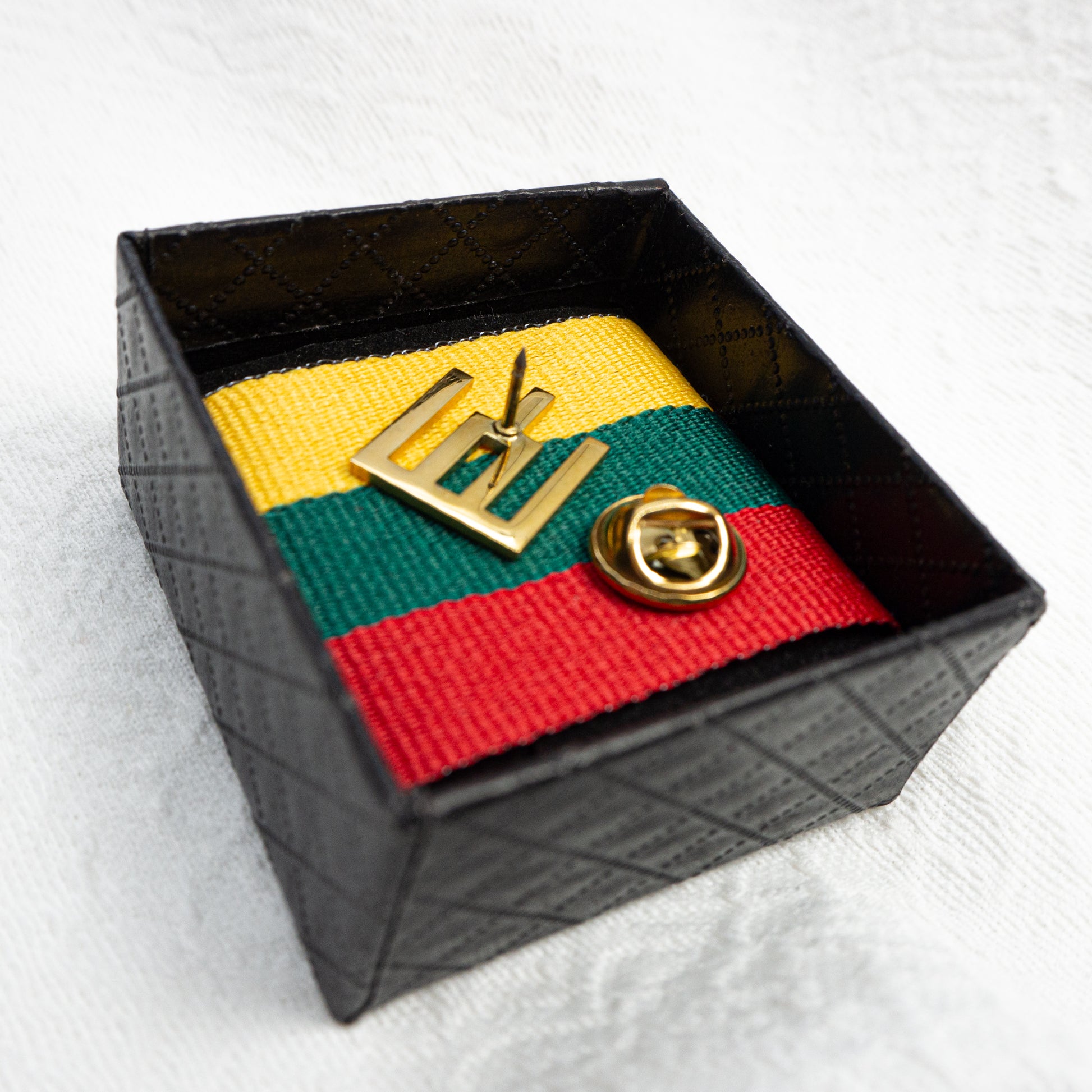 gediminaičių stulpai, lietuviška dovana, patriotiška dovana, lietuviška simbolika, trispalvė juostelė, auksinis ženkliukas, lietuva, tautinė dovana, paveldas, rankų darbo dovana, istorinis simbolis, lietuviška atributika, lietuvos simboliai, kolekcinis ženkliukas, patrioithuanian pin, gediminaičių stulpai, lithuania gift, patriotic jewelry, baltic symbol, tricolor ribbon, gold lapel pin, lithuanian pride, heritage gift, historic symbol, baltic jewelry, lietuva, national pride, gedimino stulpai