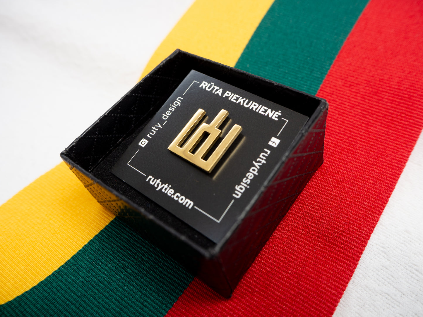 gediminaičių stulpai, lietuviška dovana, patriotiška dovana, lietuviška simbolika, trispalvė juostelė, auksinis ženkliukas, lietuva, tautinė dovana, paveldas, rankų darbo dovana, istorinis simbolis, lietuviška atributika, lietuvos simboliai, kolekcinis ženkliukas, patrioithuanian pin, gediminaičių stulpai, lithuania gift, patriotic jewelry, baltic symbol, tricolor ribbon, gold lapel pin, lithuanian pride, heritage gift, historic symbol, baltic jewelry, lietuva, national pride, gedimino stulpai