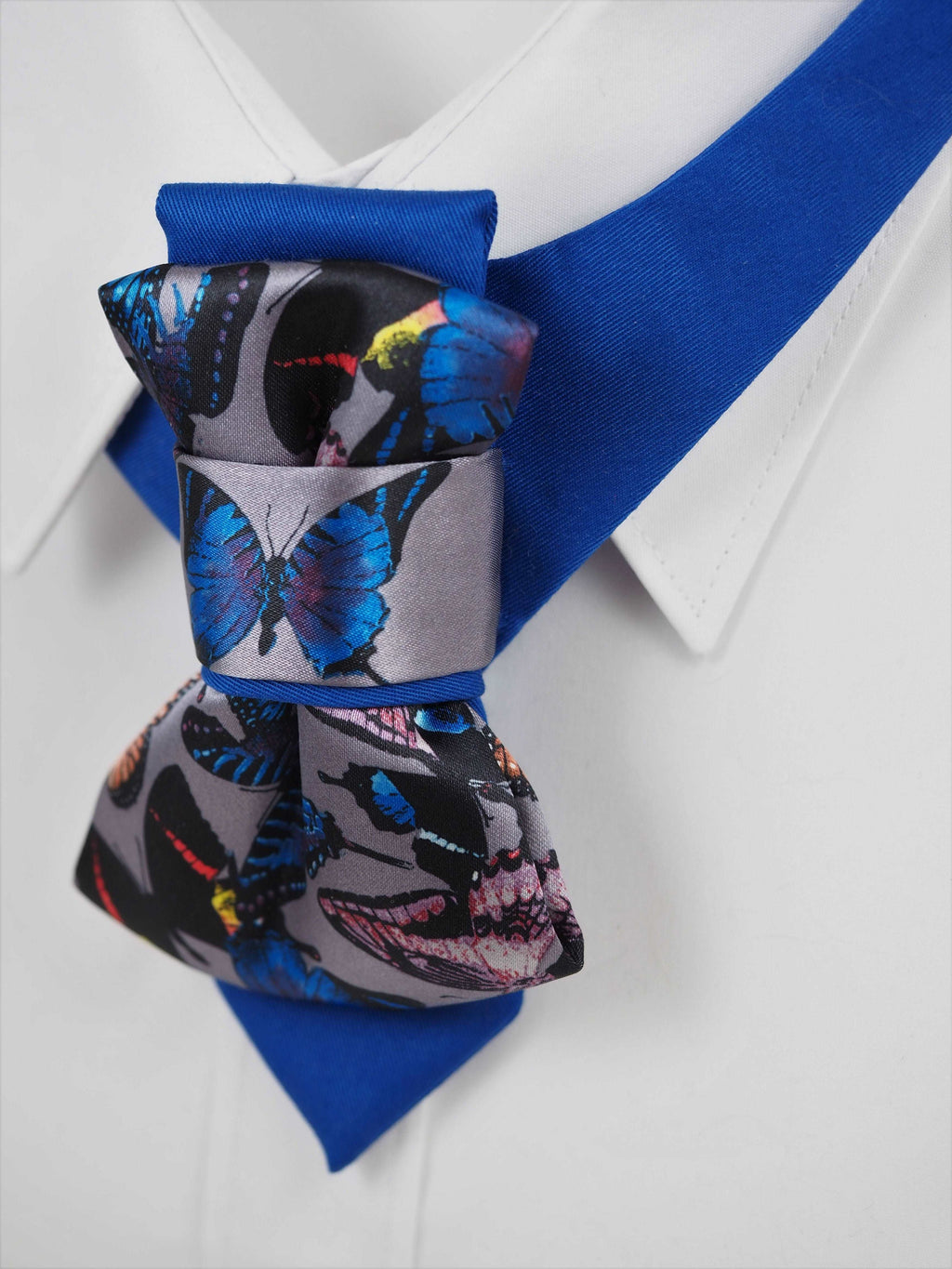 Handmade blue bow tie with butterfly print, Pre-tied bow tie for special occasions, Elegant unisex accessory with colorful butterflies, Blue bow tie with vibrant butterfly pattern, Luxury butterfly bow tie in gift box, Family-friendly handmade tie from Lithuania, Stylish blue bow tie for all ages, Fashion bow tie designed by Rūta Piekurienė