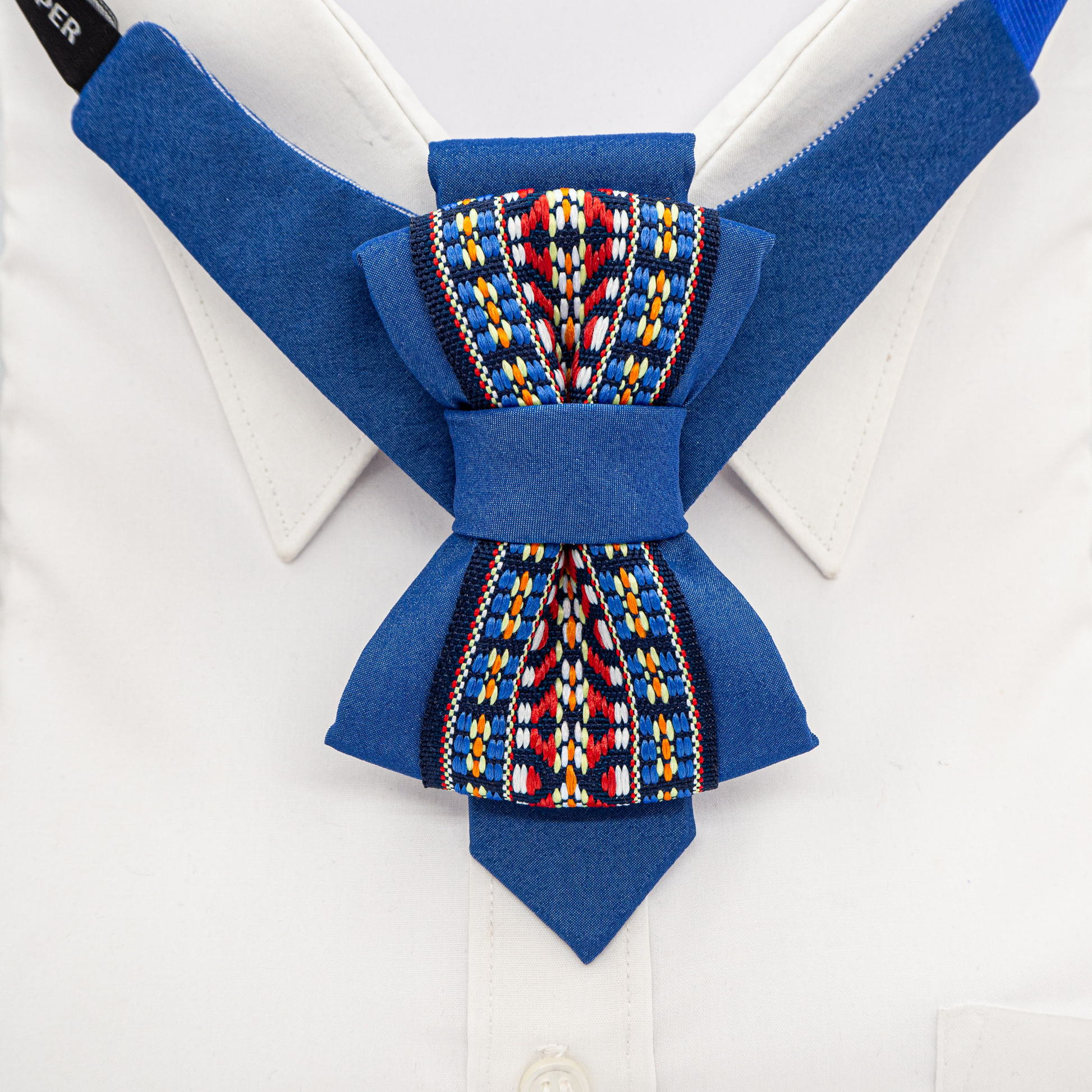 Handmade blue vertical bow tie with unique modern design
Elegant unisex necktie for special occasions, weddings, and concerts
Luxury blue tie inspired by water paths, handmade in Lithuania
Artistic vertical bow tie for musicians, grooms, and fashion lovers
Exclusive European-designed bow tie with an innovative shape
Deep blue modern necktie, perfect for bold and stylish outfits
Unique statement accessory for men and women, handcrafted tie
Sophisticated and contemporary vertical bow tie