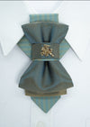 Hopper tie, Vytis tie, Vytis summer tie, green bow tie, Lithuanian necktie, handmade luxury tie, elegant necktie, unisex bow tie, adjustable strap tie, satin rayon necktie, gold grid tie, cultural tie, symbolic necktie, Ruty design, Rūta Piekurienė tie, knight symbol tie, Lithuanian knight accessory, brass Vytis emblem, statement bow tie, wedding necktie, national pride tie, artistic bow tie, men's fashion tie, women's formal tie, historical motif tie, green and gold necktie, handcrafted Lithuanian tie,