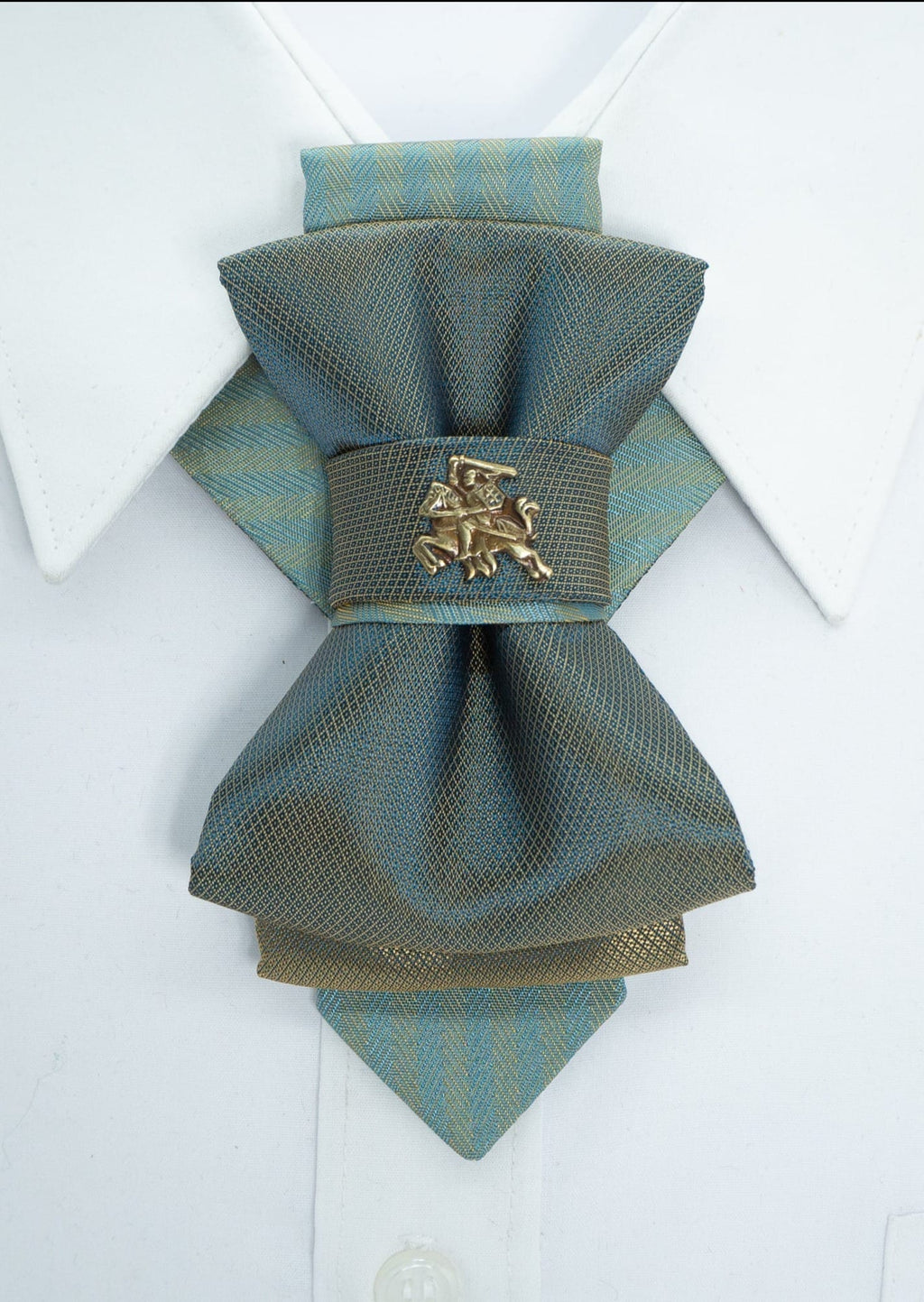Hopper tie, Vytis tie, Vytis summer tie, green bow tie, Lithuanian necktie, handmade luxury tie, elegant necktie, unisex bow tie, adjustable strap tie, satin rayon necktie, gold grid tie, cultural tie, symbolic necktie, Ruty design, Rūta Piekurienė tie, knight symbol tie, Lithuanian knight accessory, brass Vytis emblem, statement bow tie, wedding necktie, national pride tie, artistic bow tie, men's fashion tie, women's formal tie, historical motif tie, green and gold necktie, handcrafted Lithuanian tie,