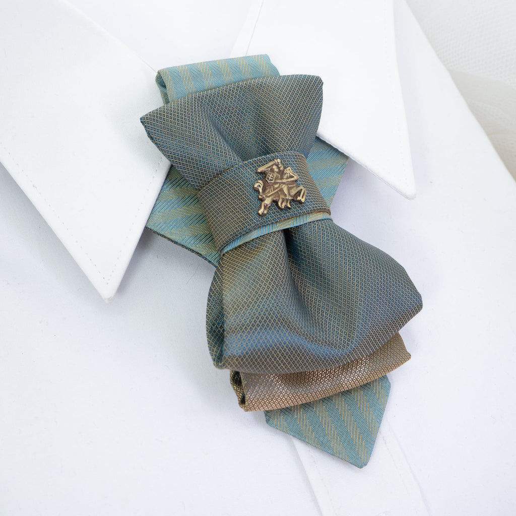 Hopper tie, Vytis tie, Vytis summer tie, green bow tie, Lithuanian necktie, handmade luxury tie, elegant necktie, unisex bow tie, adjustable strap tie, satin rayon necktie, gold grid tie, cultural tie, symbolic necktie, Ruty design, Rūta Piekurienė tie, knight symbol tie, Lithuanian knight accessory, brass Vytis emblem, statement bow tie, wedding necktie, national pride tie, artistic bow tie, men's fashion tie, women's formal tie, historical motif tie, green and gold necktie, handcrafted Lithuanian tie
