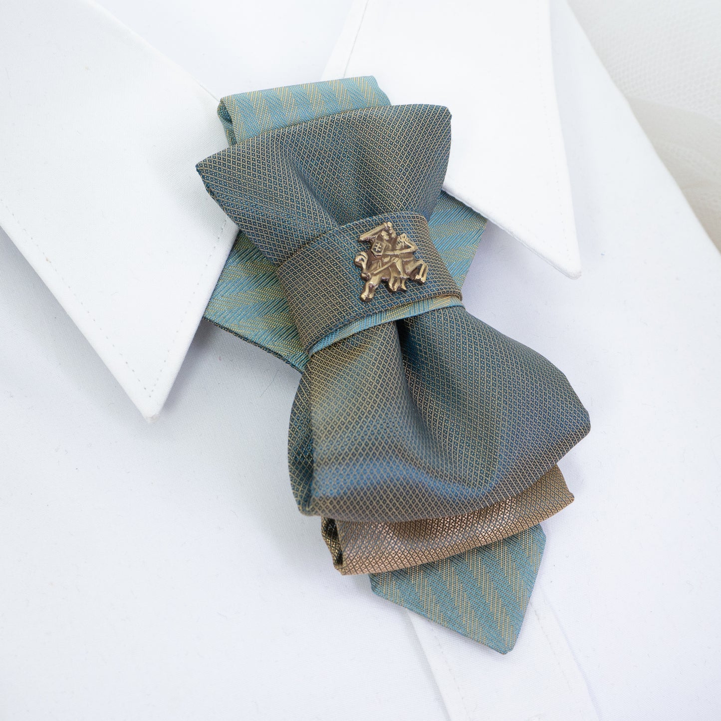 Hopper tie, Vytis tie, Vytis summer tie, green bow tie, Lithuanian necktie, handmade luxury tie, elegant necktie, unisex bow tie, adjustable strap tie, satin rayon necktie, gold grid tie, cultural tie, symbolic necktie, Ruty design, Rūta Piekurienė tie, knight symbol tie, Lithuanian knight accessory, brass Vytis emblem, statement bow tie, wedding necktie, national pride tie, artistic bow tie, men's fashion tie, women's formal tie, historical motif tie, green and gold necktie, handcrafted Lithuanian tie
