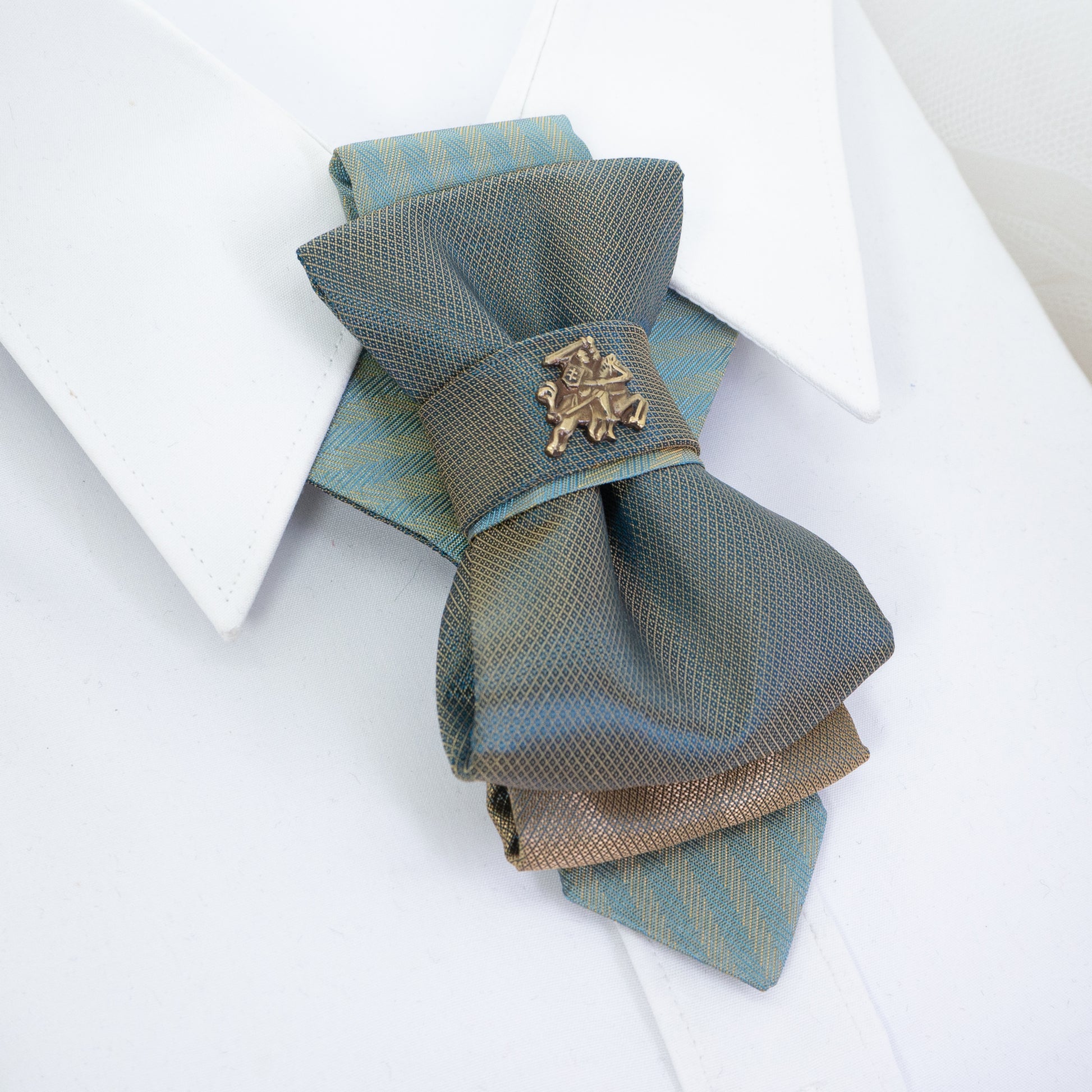 Hopper tie, Vytis tie, Vytis summer tie, green bow tie, Lithuanian necktie, handmade luxury tie, elegant necktie, unisex bow tie, adjustable strap tie, satin rayon necktie, gold grid tie, cultural tie, symbolic necktie, Ruty design, Rūta Piekurienė tie, knight symbol tie, Lithuanian knight accessory, brass Vytis emblem, statement bow tie, wedding necktie, national pride tie, artistic bow tie, men's fashion tie, women's formal tie, historical motif tie, green and gold necktie, handcrafted Lithuanian tie