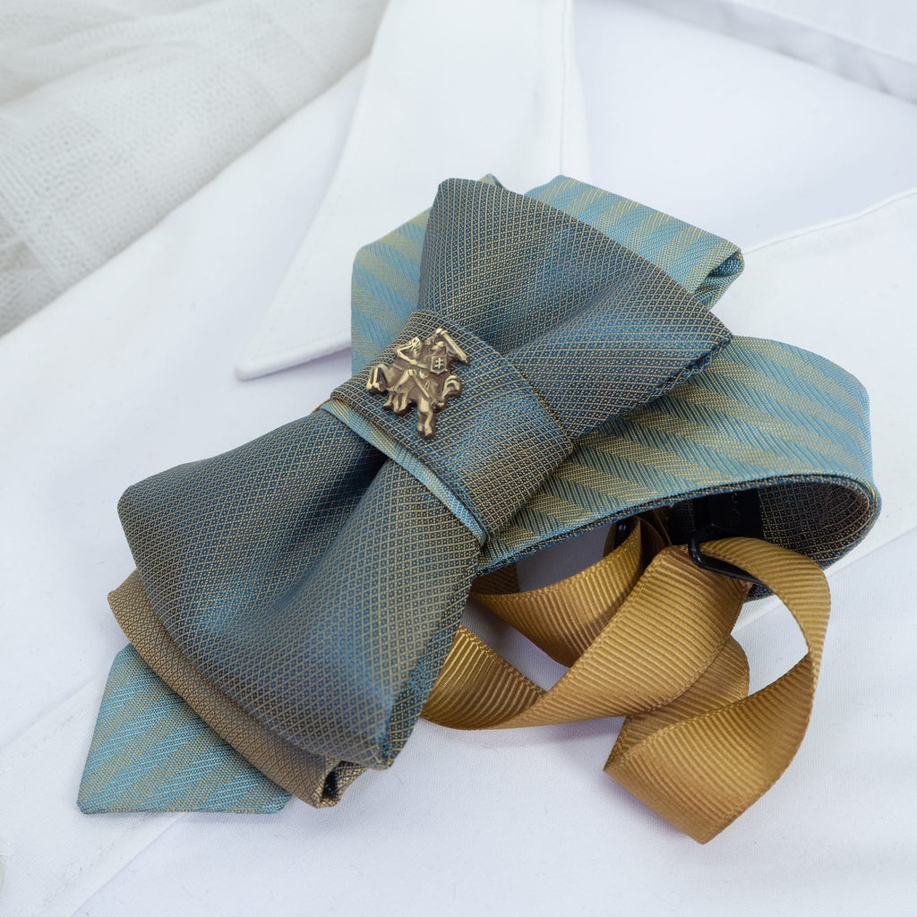 Lithuanian wedding accessory

groom tie with symbol

handmade Baltic necktie

elegant satin groom tie

original green wedding tie

cultural wedding neckwear

men's necktie with emblem

heritage wedding fashion

wedding gift for groom

designer green tie