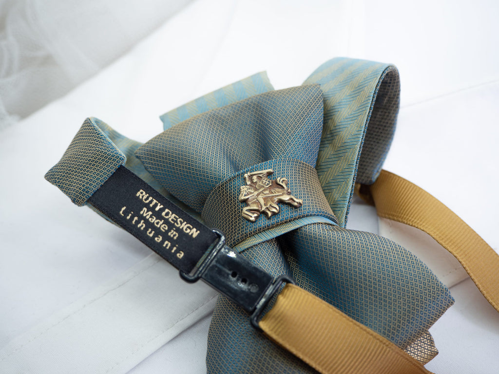 Lithuanian wedding accessory

groom tie with symbol

handmade Baltic necktie

elegant satin groom tie

original green wedding tie

cultural wedding neckwear

men's necktie with emblem

heritage wedding fashion

wedding gift for groom

designer green tie