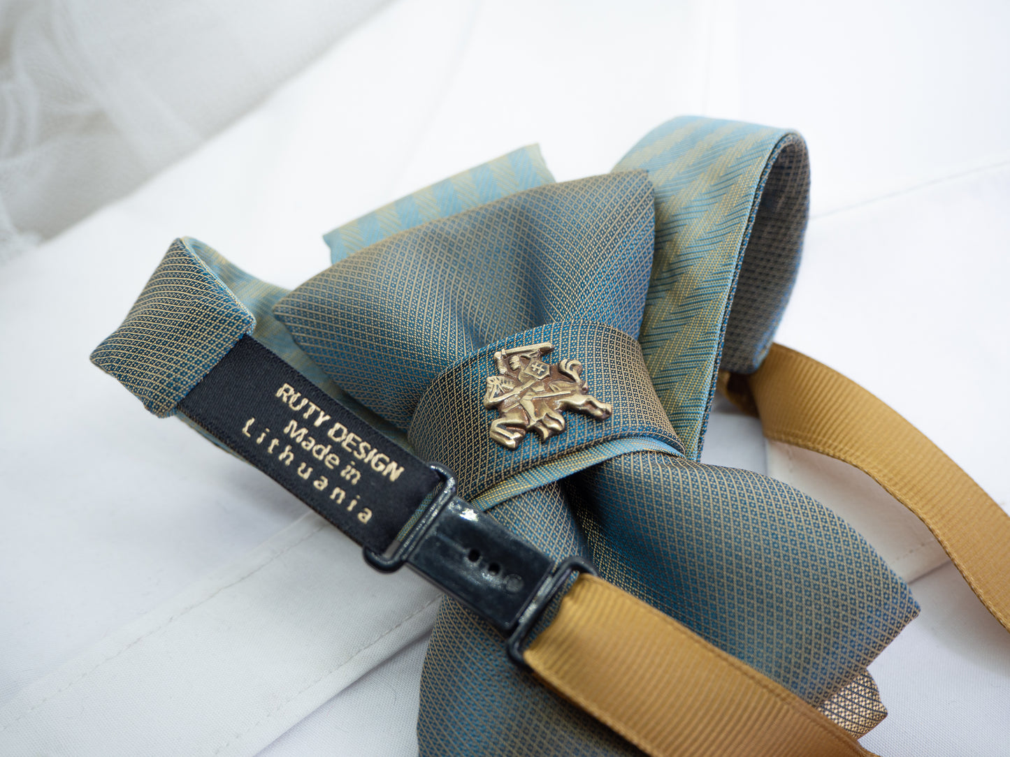 Lithuanian wedding accessory

groom tie with symbol

handmade Baltic necktie

elegant satin groom tie

original green wedding tie

cultural wedding neckwear

men's necktie with emblem

heritage wedding fashion

wedding gift for groom

designer green tie