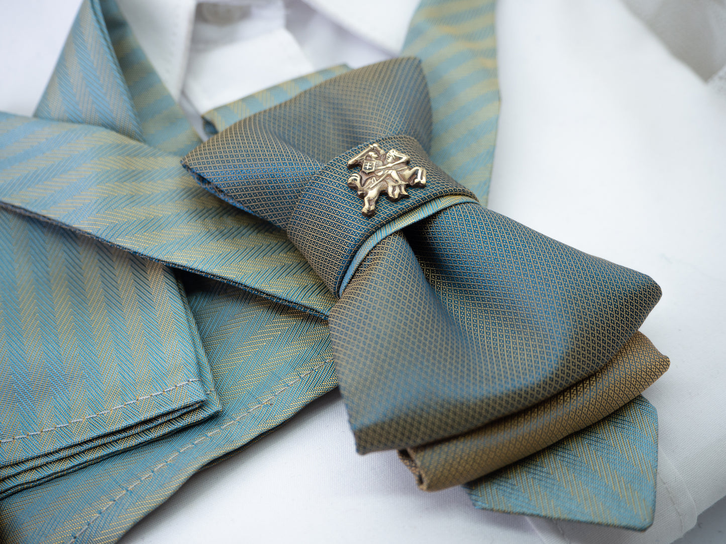 Lithuanian wedding accessory

groom tie with symbol

handmade Baltic necktie

elegant satin groom tie

original green wedding tie

cultural wedding neckwear

men's necktie with emblem

heritage wedding fashion

wedding gift for groom

designer green tie