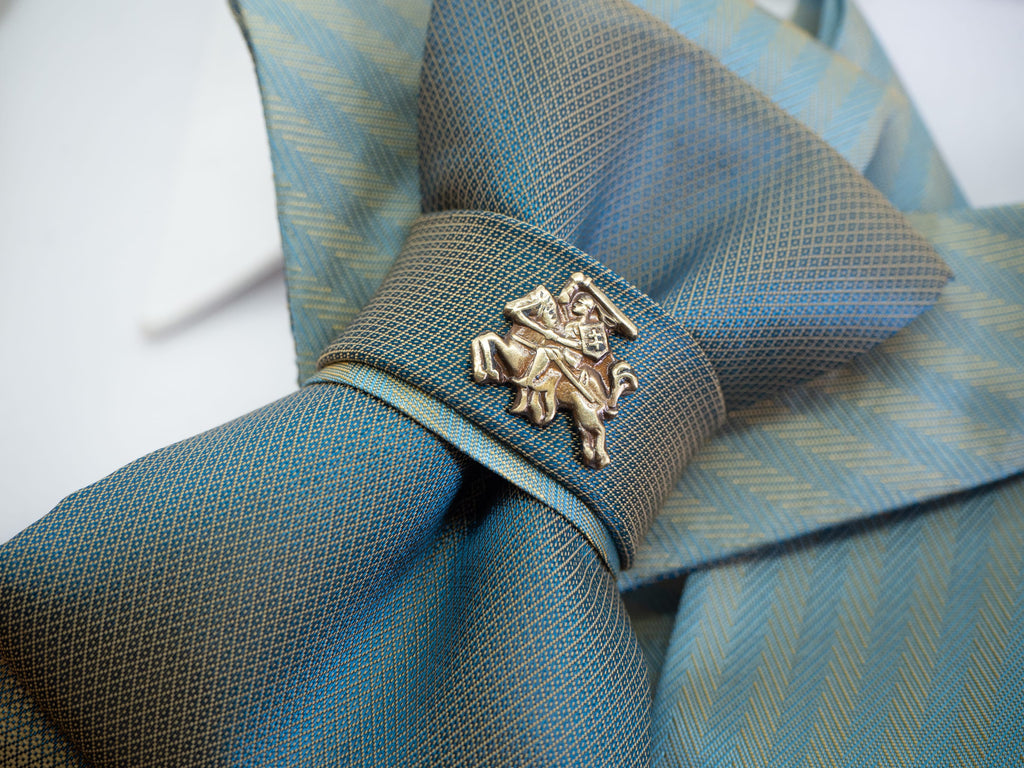 Luxury handmade green satin necktie with Lithuanian Vytis metal badge

Original design wedding necktie for men in deep green satin

Elegant groom tie with Baltic Vytis emblem – handmade in Lithuania

Unique satin wedding tie with Lithuanian knight symbol

Green luxury necktie for groom with handcrafted Vytis badge

Handmade designer wedding tie featuring metal Vytis insignia

Satin green groom accessory – Lithuanian Vytis statement necktie
