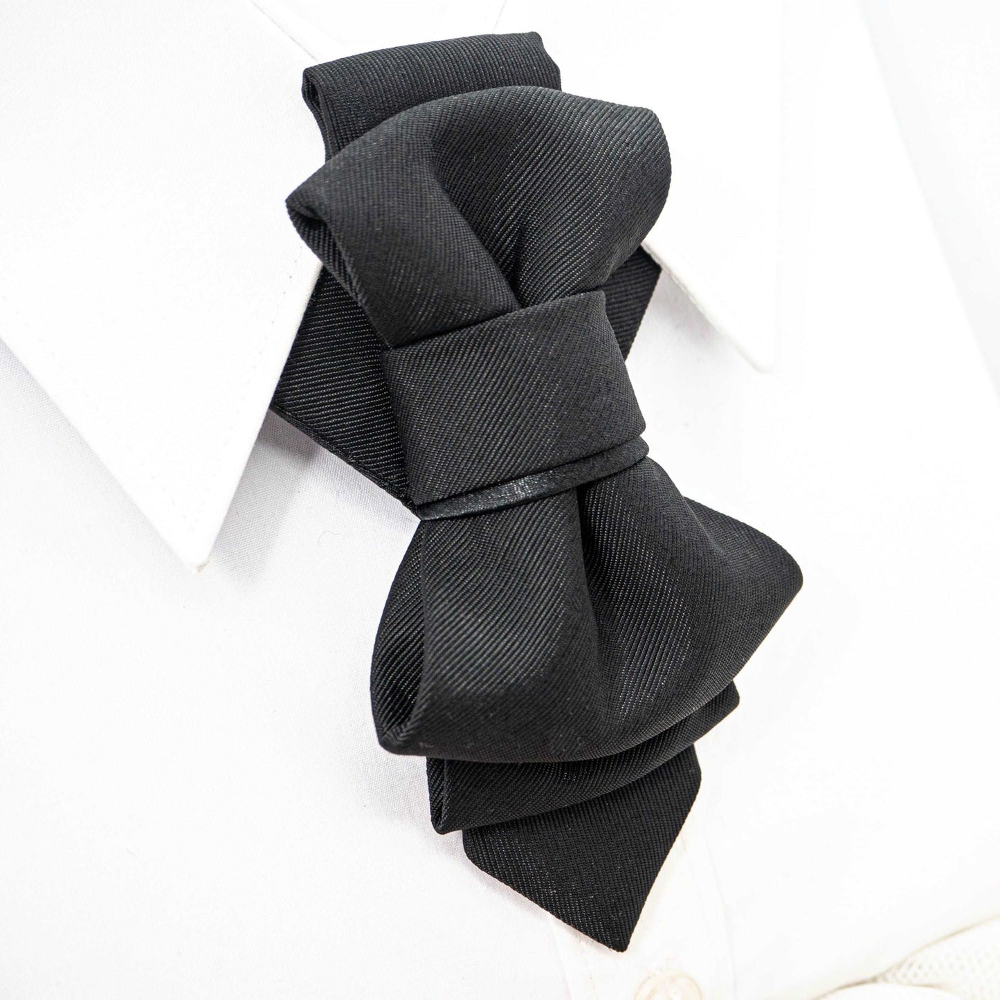 neoclassical bow tie, black unique design bow tie, kitoks kaklaraištis, vestuvinis kaklaraištis, kitokia varlytė, kitokia peteliškė, vestuvinė peteliškė