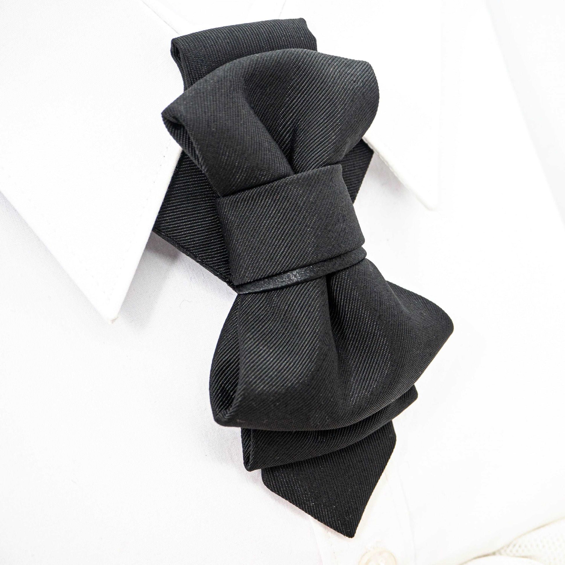 neoclassical bow tie, black unique design bow tie, kitoks kaklaraištis, vestuvinis kaklaraištis, kitokia varlytė, kitokia peteliškė, vestuvinė peteliškė