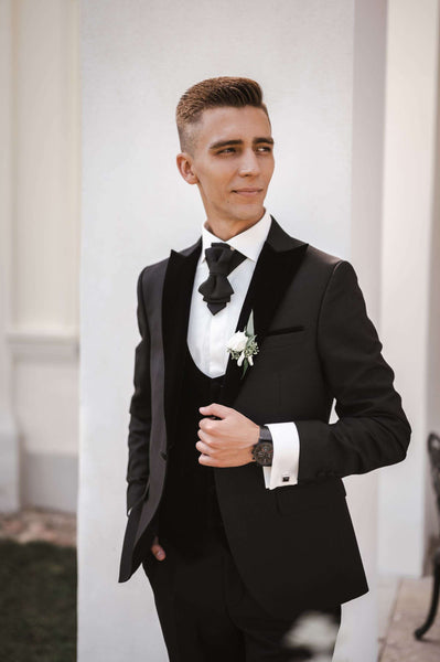 Grooms vedding outfit with black bow tie, wedding bow tie, kitoks kaklaraištis, vestuvinis kaklaraištis, kitokia varlytė, kitokia peteliškė, vestuvinė peteliškė