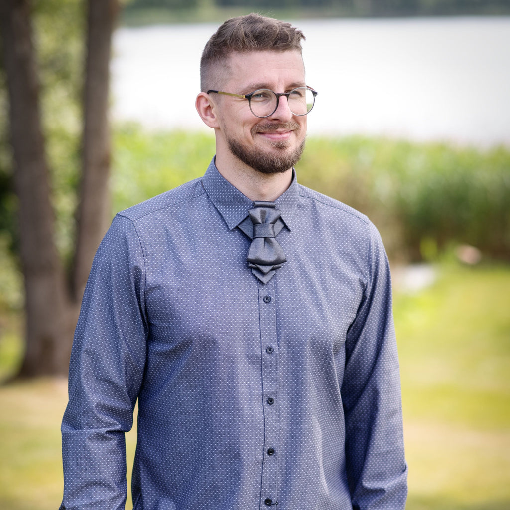 grey wedding bow tie by ruty design, unique tie for wedding, vertical bow tie, vestuvių kaklaraištis, kaklaraištis peteliškė, vilniaus varlytė vestuvėms