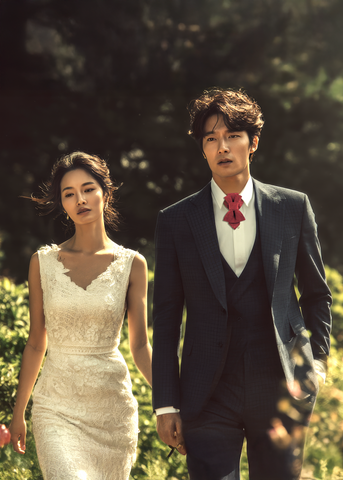 Luxury red vertical bow tie handmade by designer Rūta Piekurienė

Unique groom wedding necktie in deep red with vertical bow shape

Modern red wedding bow tie for men – exclusive designer accessory

Handmade vertical necktie in red – elegant groom fashion detail

Close-up of luxury red bow tie for weddings and formal occasions

Original unisex vertical necktie designed by Rūta Piekurienė

Artistic red tie with bow design for exclusive events and weddings

Red vertical bow tie styled on groom – luxury handma