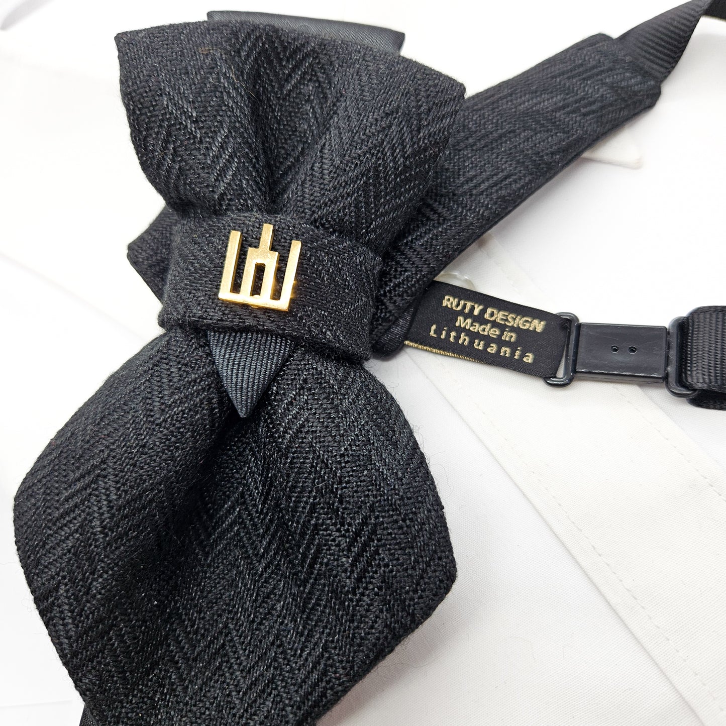 Hopper tie with badge "The Pillars"