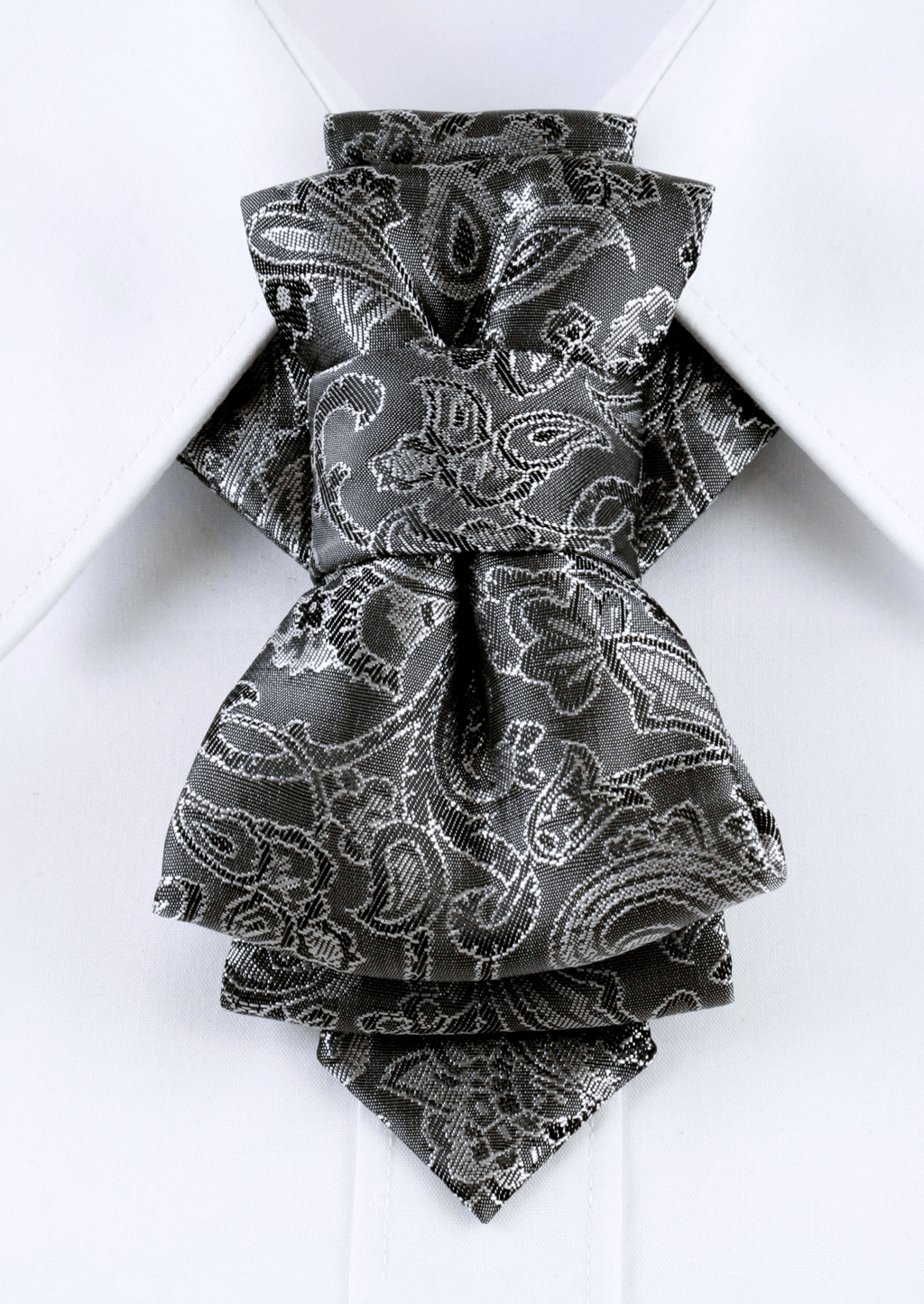 HOPPER TIE SILVER GARDEN, Hopper bow tie Ruty Design Bow Tie Original vertical bow tie Hand made Luxurious paisley gray bow tie for modern grooms and stylish men
Exclusive wedding necktie with intricate silver ornament details
galas and special occasions
Refined unisex bow tie with a sophisticated silver paisley pattern
Fashion-forward wedding tie for grooms, musicians, and trendsetters
Handcrafted gray luxury bow tie – a perfect gift for him
Unique European-designed wedding bow tie for a timeless look
