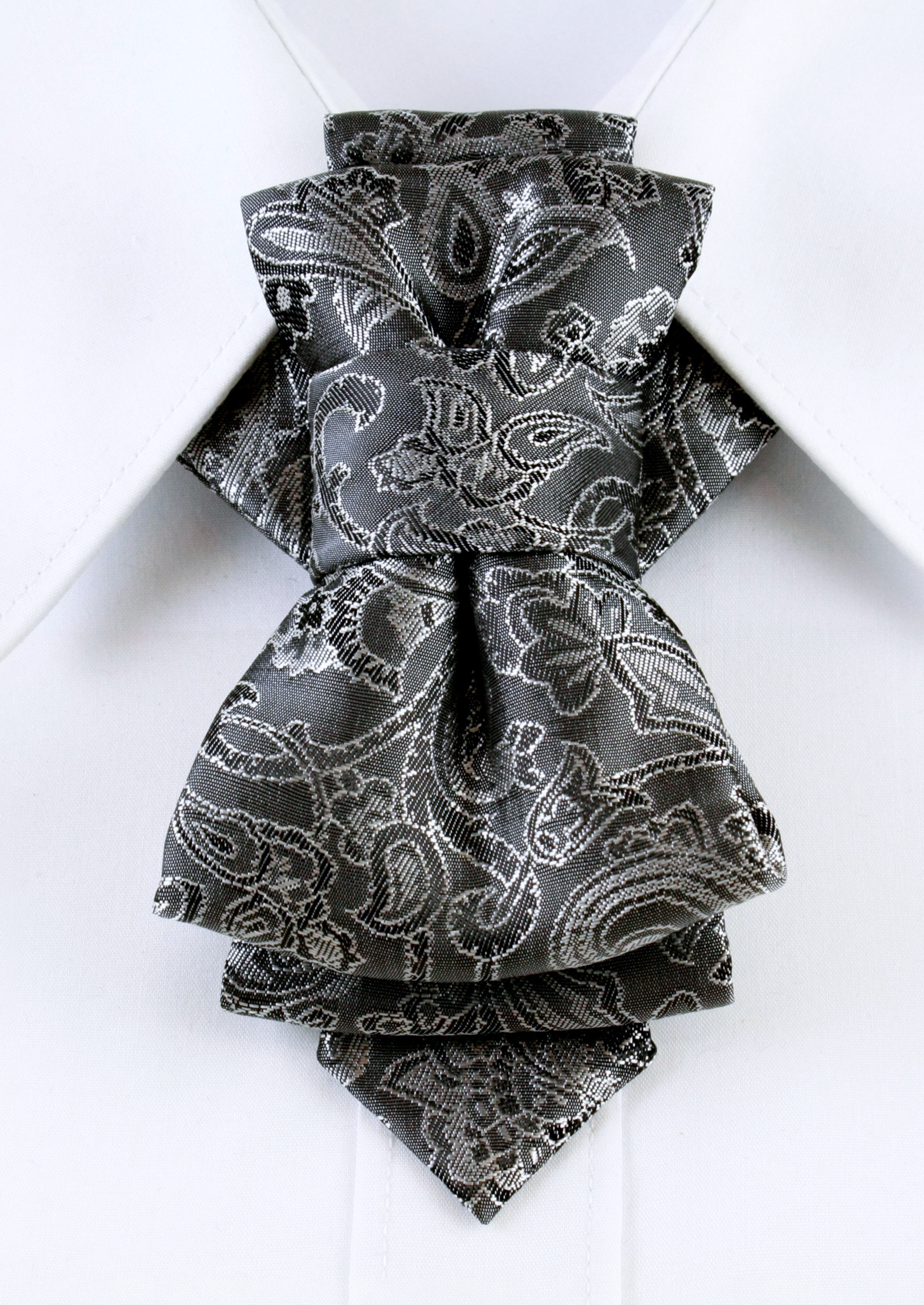 HOPPER TIE SILVER GARDEN, Hopper bow tie Ruty Design Bow Tie Original vertical bow tie Hand made Luxurious paisley gray bow tie for modern grooms and stylish men
Exclusive wedding necktie with intricate silver ornament details
galas and special occasions
Refined unisex bow tie with a sophisticated silver paisley pattern
Fashion-forward wedding tie for grooms, musicians, and trendsetters
Handcrafted gray luxury bow tie – a perfect gift for him
Unique European-designed wedding bow tie for a timeless look
