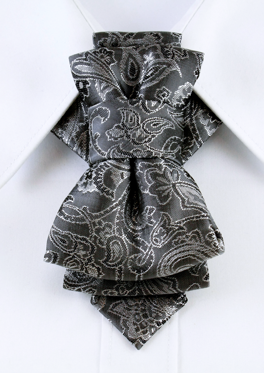 HOPPER TIE SILVER GARDEN, Hopper bow tie Ruty Design Bow Tie Original vertical bow tie Hand made Luxurious paisley gray bow tie for modern grooms and stylish men
Exclusive wedding necktie with intricate silver ornament details
galas and special occasions
Refined unisex bow tie with a sophisticated silver paisley pattern
Fashion-forward wedding tie for grooms, musicians, and trendsetters
Handcrafted gray luxury bow tie – a perfect gift for him
Unique European-designed wedding bow tie for a timeless look
