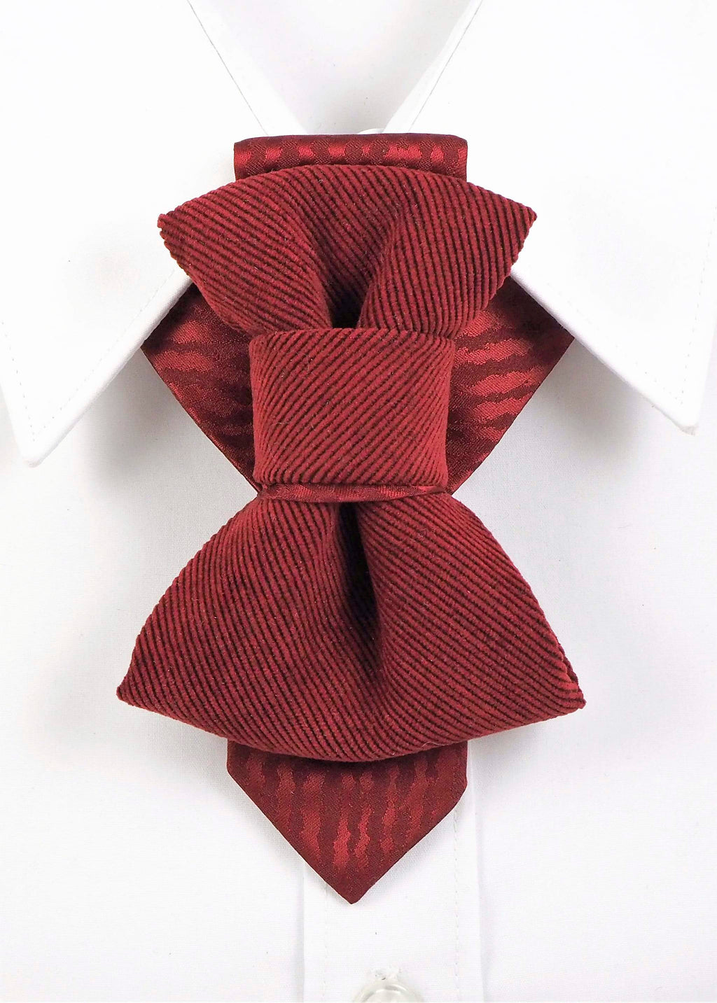 Luxury red vertical bow tie handmade by designer Rūta Piekurienė

Unique groom wedding necktie in deep red with vertical bow shape

Modern red wedding bow tie for men – exclusive designer accessory

Handmade vertical necktie in red – elegant groom fashion detail

Close-up of luxury red bow tie for weddings and formal occasions

Original unisex vertical necktie designed by Rūta Piekurienė

Artistic red tie with bow design for exclusive events and weddings

Red vertical bow tie styled on groom – luxury handma