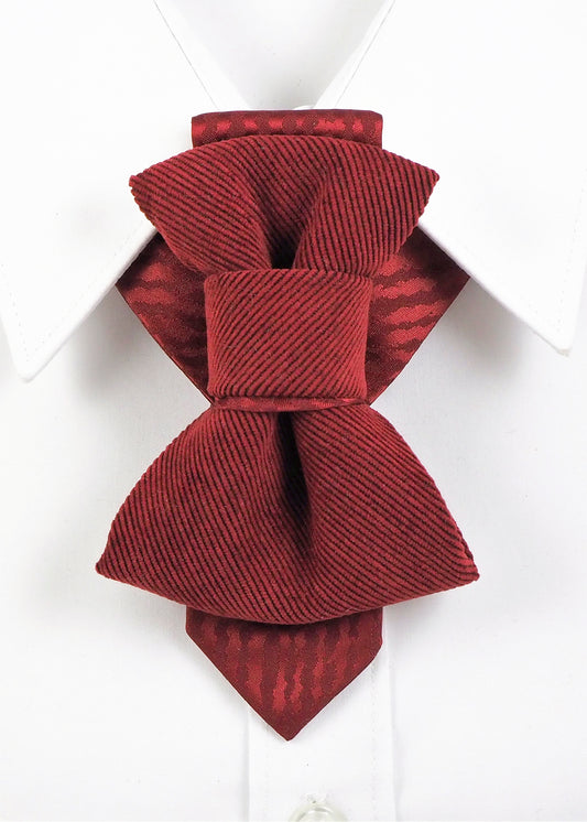Luxury red vertical bow tie handmade by designer Rūta Piekurienė

Unique groom wedding necktie in deep red with vertical bow shape

Modern red wedding bow tie for men – exclusive designer accessory

Handmade vertical necktie in red – elegant groom fashion detail

Close-up of luxury red bow tie for weddings and formal occasions

Original unisex vertical necktie designed by Rūta Piekurienė

Artistic red tie with bow design for exclusive events and weddings

Red vertical bow tie styled on groom – luxury handma