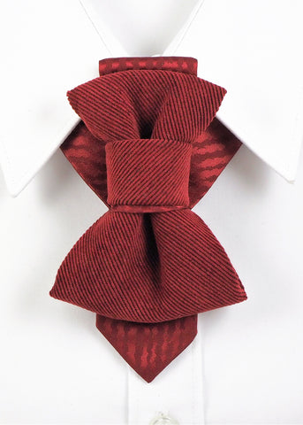 Luxury red vertical bow tie handmade by designer Rūta Piekurienė

Unique groom wedding necktie in deep red with vertical bow shape

Modern red wedding bow tie for men – exclusive designer accessory

Handmade vertical necktie in red – elegant groom fashion detail

Close-up of luxury red bow tie for weddings and formal occasions

Original unisex vertical necktie designed by Rūta Piekurienė

Artistic red tie with bow design for exclusive events and weddings

Red vertical bow tie styled on groom – luxury handma