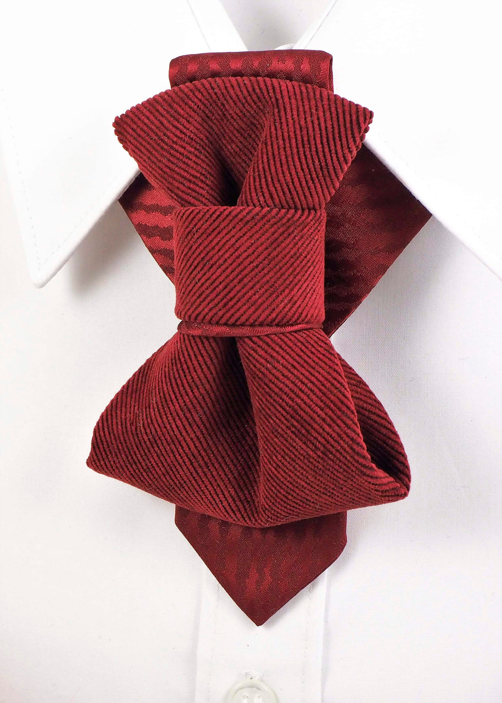 Luxury red vertical bow tie handmade by designer Rūta Piekurienė

Unique groom wedding necktie in deep red with vertical bow shape

Modern red wedding bow tie for men – exclusive designer accessory

Handmade vertical necktie in red – elegant groom fashion detail

Close-up of luxury red bow tie for weddings and formal occasions

Original unisex vertical necktie designed by Rūta Piekurienė

Artistic red tie with bow design for exclusive events and weddings

Red vertical bow tie styled on groom – luxury handma