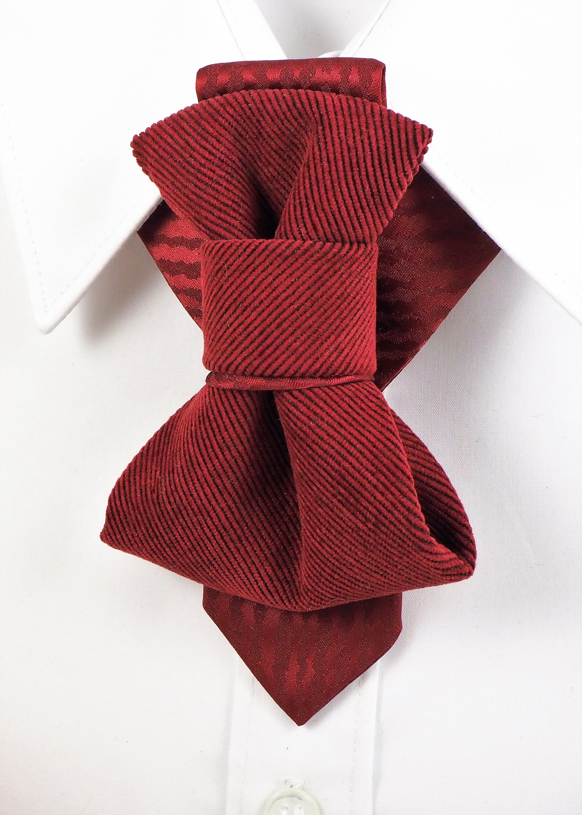 Luxury red vertical bow tie handmade by designer Rūta Piekurienė

Unique groom wedding necktie in deep red with vertical bow shape

Modern red wedding bow tie for men – exclusive designer accessory

Handmade vertical necktie in red – elegant groom fashion detail

Close-up of luxury red bow tie for weddings and formal occasions

Original unisex vertical necktie designed by Rūta Piekurienė

Artistic red tie with bow design for exclusive events and weddings

Red vertical bow tie styled on groom – luxury handma