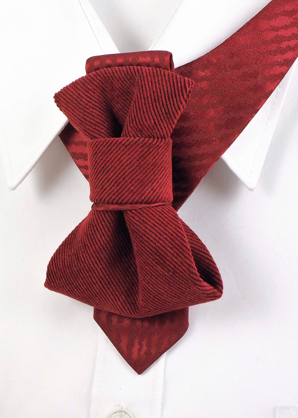 Luxury red vertical bow tie handmade by designer Rūta Piekurienė

Unique groom wedding necktie in deep red with vertical bow shape

Modern red wedding bow tie for men – exclusive designer accessory

Handmade vertical necktie in red – elegant groom fashion detail

Close-up of luxury red bow tie for weddings and formal occasions

Original unisex vertical necktie designed by Rūta Piekurienė

Artistic red tie with bow design for exclusive events and weddings

Red vertical bow tie styled on groom – luxury handma