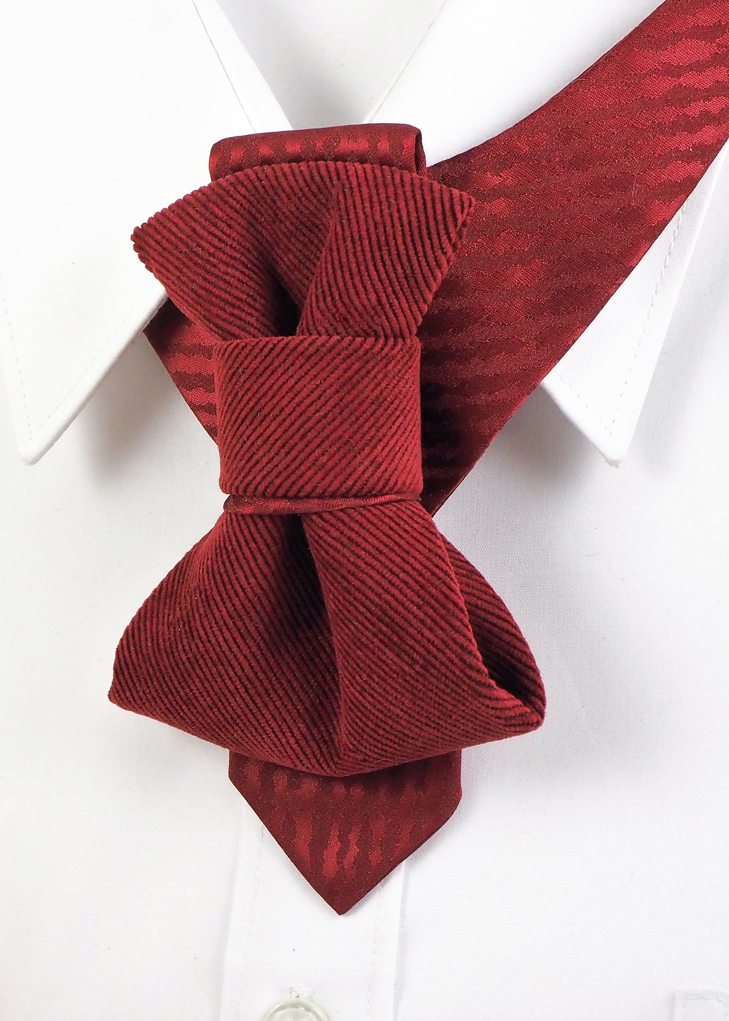 Luxury red vertical bow tie handmade by designer Rūta Piekurienė

Unique groom wedding necktie in deep red with vertical bow shape

Modern red wedding bow tie for men – exclusive designer accessory

Handmade vertical necktie in red – elegant groom fashion detail

Close-up of luxury red bow tie for weddings and formal occasions

Original unisex vertical necktie designed by Rūta Piekurienė

Artistic red tie with bow design for exclusive events and weddings

Red vertical bow tie styled on groom – luxury handma