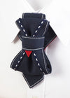 Handmade luxury tie "Wilson" with layered navy design and red accent

Unique wedding tie for men with white stitching and folded structure

Artistic necktie for groom – navy with fine pinstripes and red detail

"Wilson" designer necktie with geometric knot and bold statement look

Formal men’s accessory – navy handmade tie with contrast thread

Unisex sculptural tie with modern twist for weddings and performances

Luxury groom tie by Rūta Piekurienė in deep blue and white stitching

Close-up of folded handm