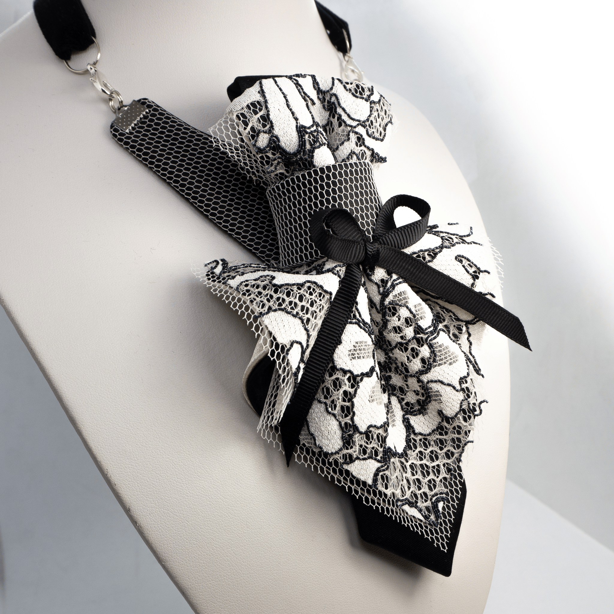 HOPPER TIE FOR WOMEN, LADIES NECKTIE, LADIES BOW TIE, Kaklaraištis žiogaitė