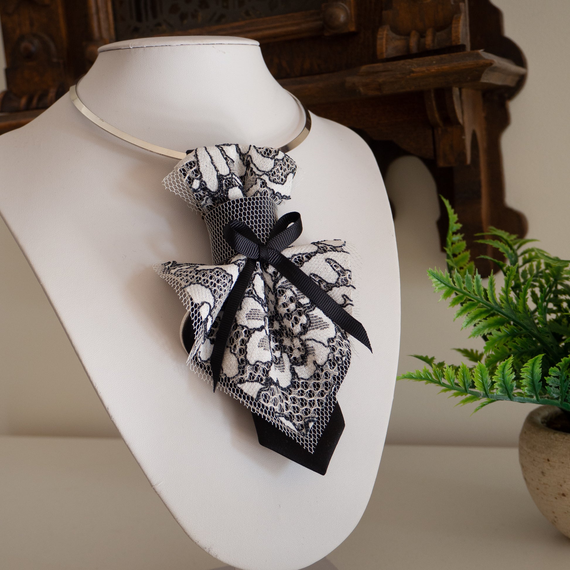 HOPPER TIE FOR WOMEN, LADIES NECKTIE, LADIES BOW TIE, Kaklaraištis žiogaitė