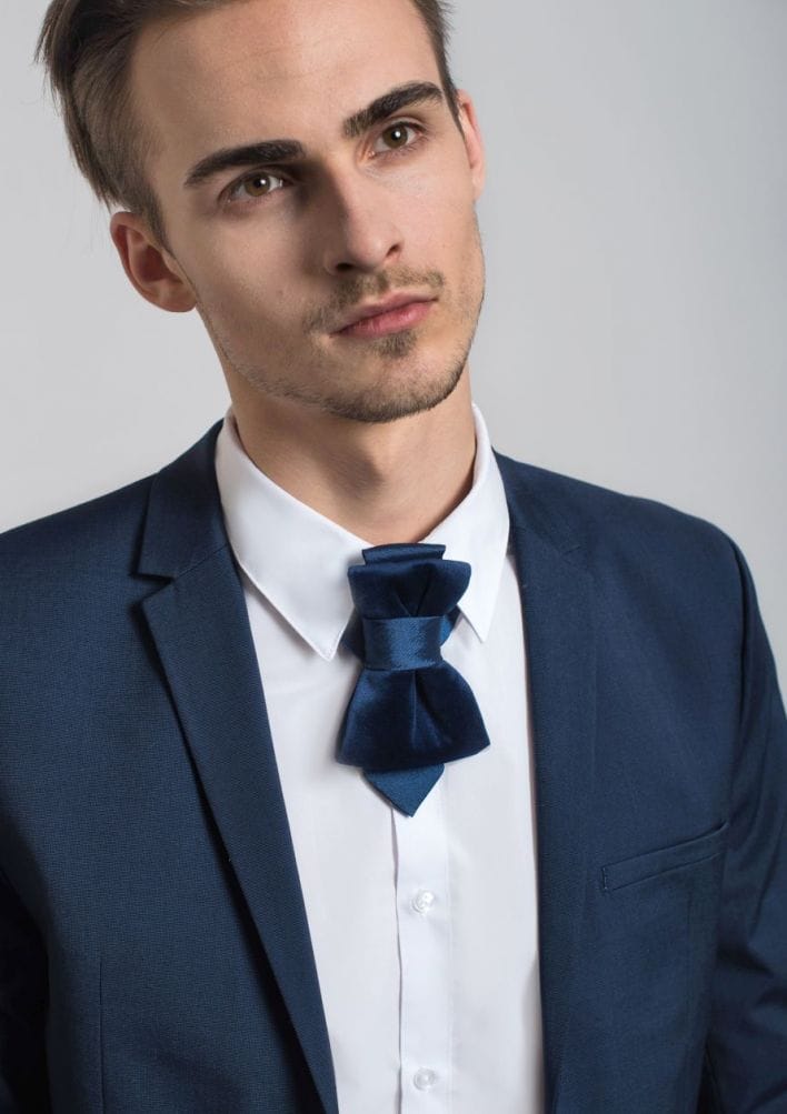 Luxury blue velvet bow tie with unique handmade design

Elegant wedding bow tie for groom or stylish guest

Creative gift idea for him – original blue velvet tie

Handcrafted blue bow tie for formal or special occasions

Stylish and unique men's velvet tie for weddings or events HOPPER TIE THE ROYAL BLUE.