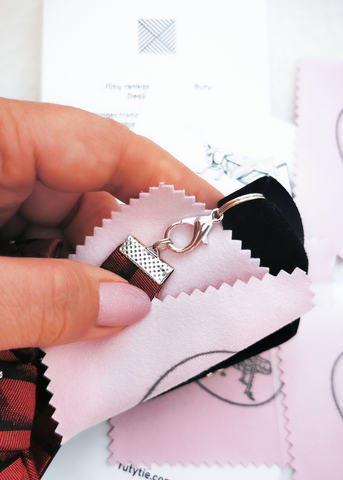 Cleaning cloth for metal Hopper tie details