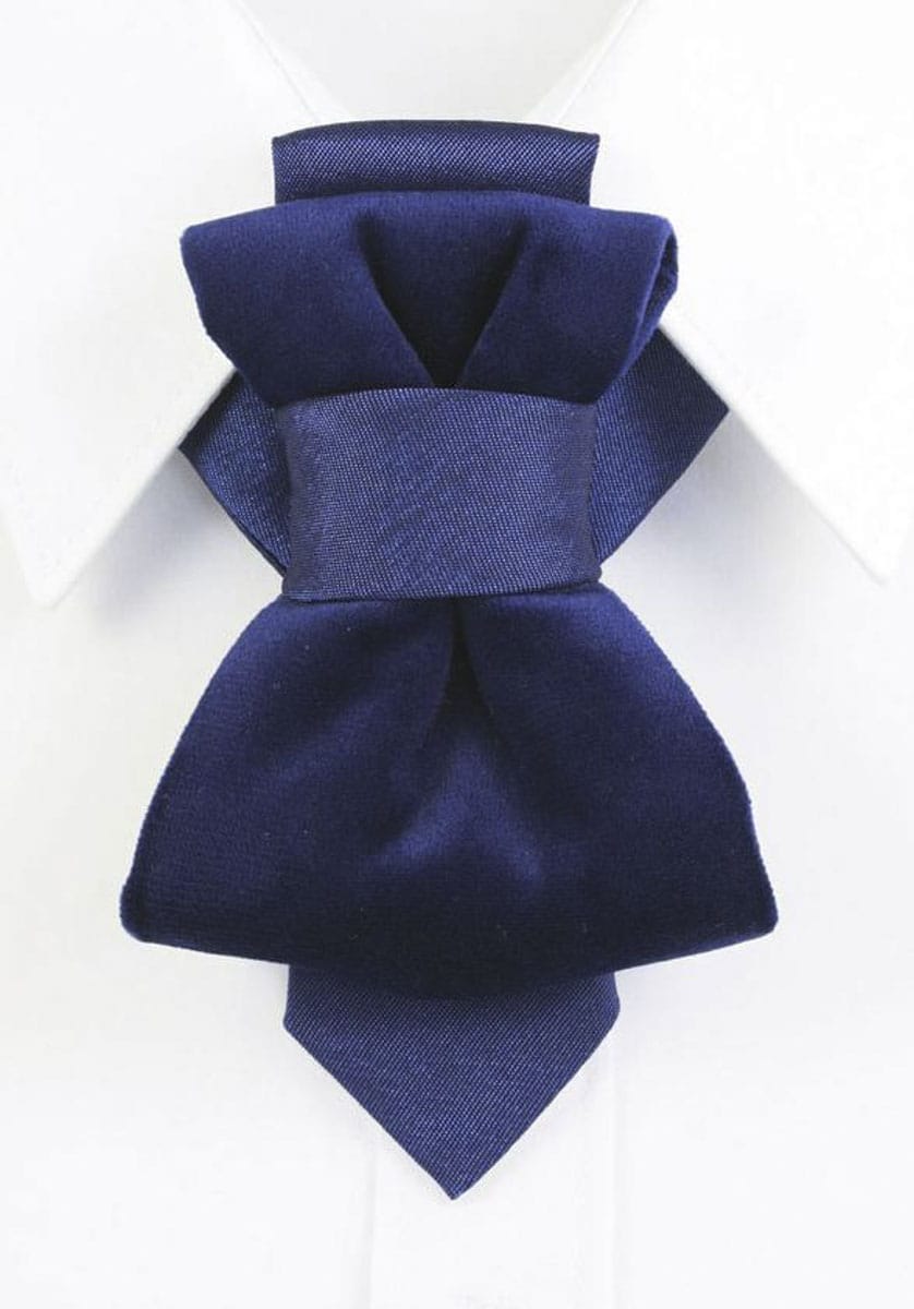 Luxury blue velvet bow tie with unique handmade design

Elegant wedding bow tie for groom or stylish guest

Creative gift idea for him – original blue velvet tie

Handcrafted blue bow tie for formal or special occasions

Stylish and unique men's velvet tie for weddings or events, HOPPER TIE THE ROYAL BLUE.