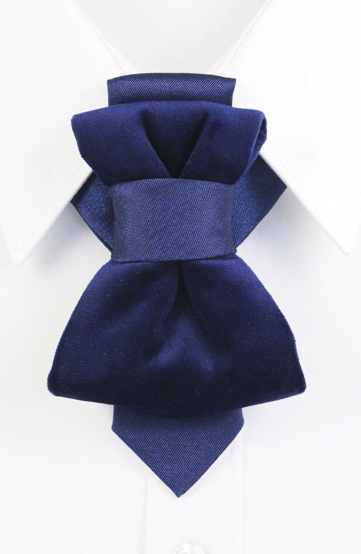 Luxury blue velvet bow tie with unique handmade design

Elegant wedding bow tie for groom or stylish guest

Creative gift idea for him – original blue velvet tie

Handcrafted blue bow tie for formal or special occasions

Stylish and unique men's velvet tie for weddings or events, HOPPER TIE THE ROYAL BLUE.
