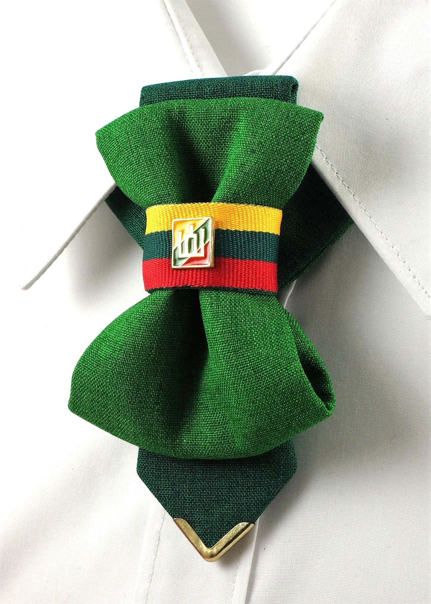 HOPPER TIE TRICOLOR, lush green handmade short necktie for weddings

luxury green hopper tie original design

unisex creative elegant necktie from Lithuania

modern artistic bow tie alternative for men and women

unique handmade green fashion accessory

green vertical bow tie with elegant packaging

handcrafted necktie by Ruty Design

hopper tie lush green close-up view

green necktie for stylish groom or musician

eco-inspired green necktie gift box included


